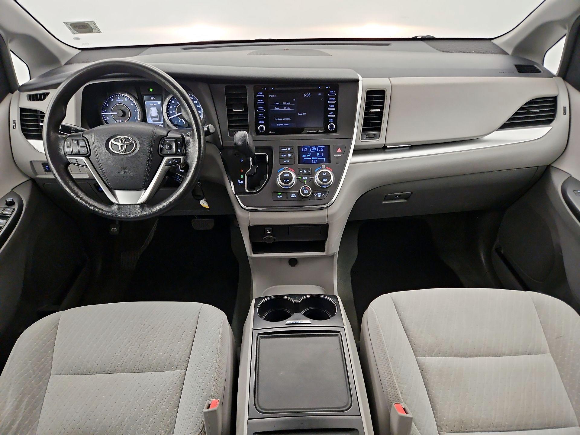 Thumbnail: 2018 Toyota Sienna - 9