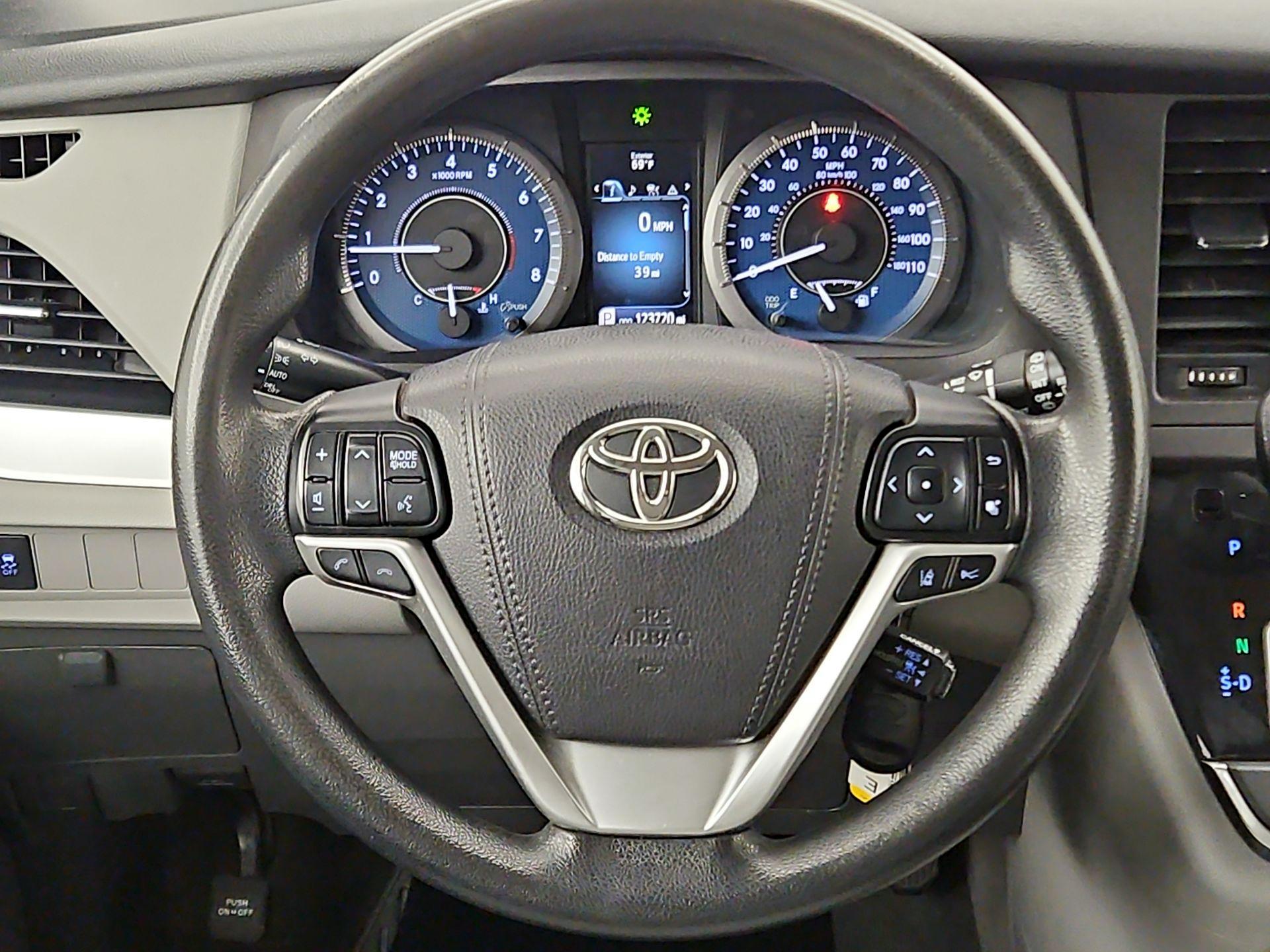 Thumbnail: 2018 Toyota Sienna - 10