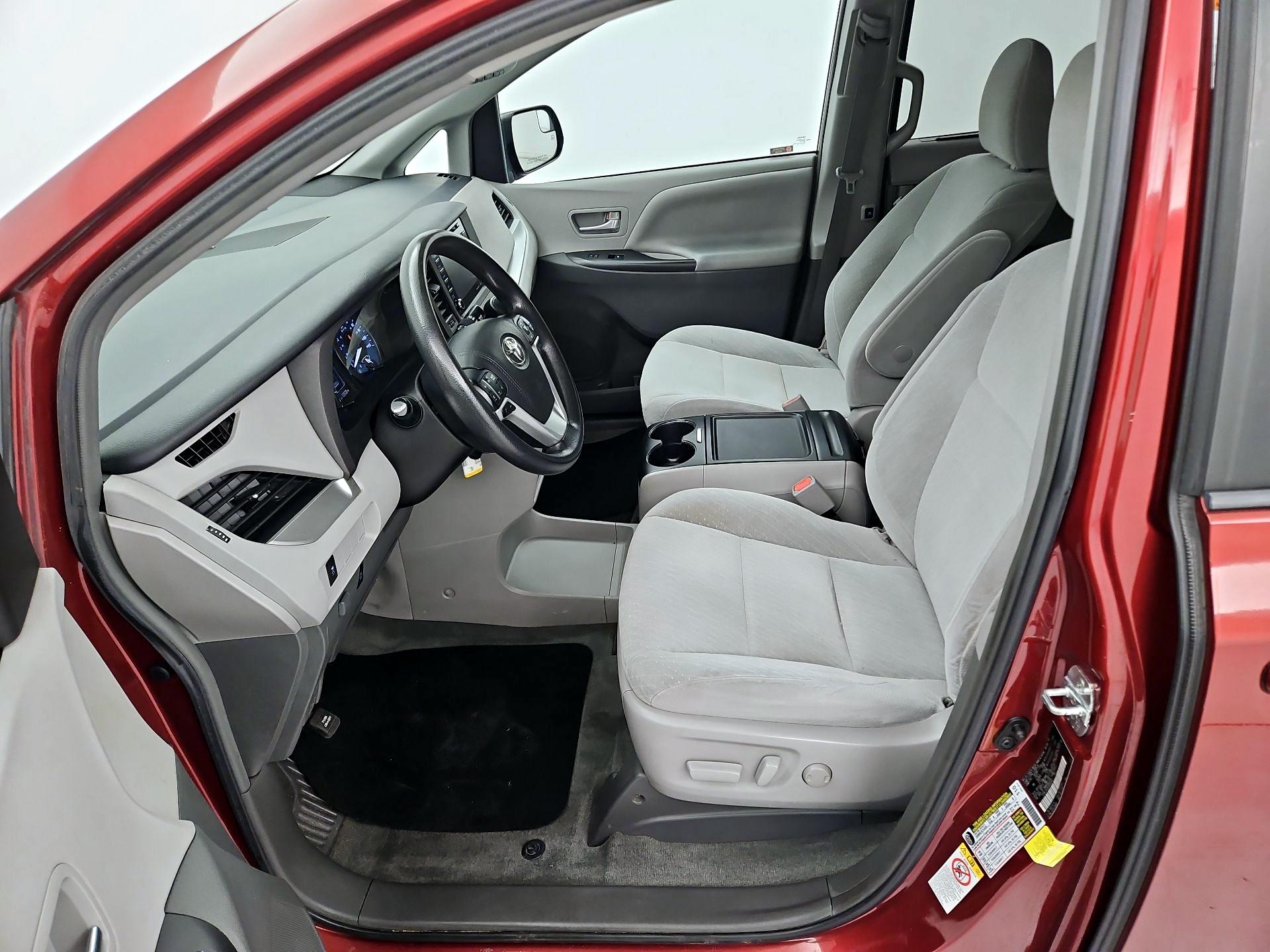 Thumbnail: 2018 Toyota Sienna - 11