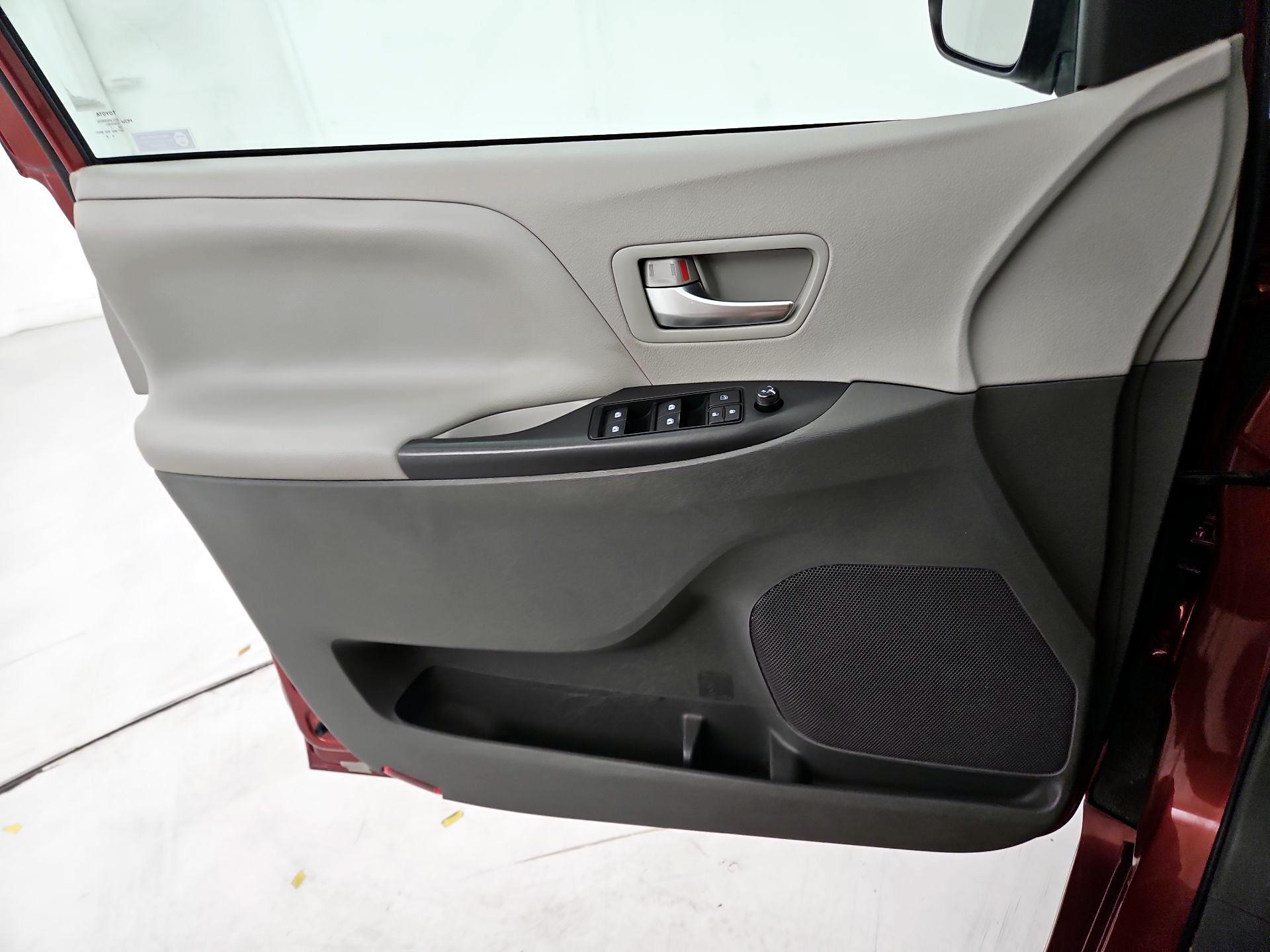 Thumbnail: 2018 Toyota Sienna - 12