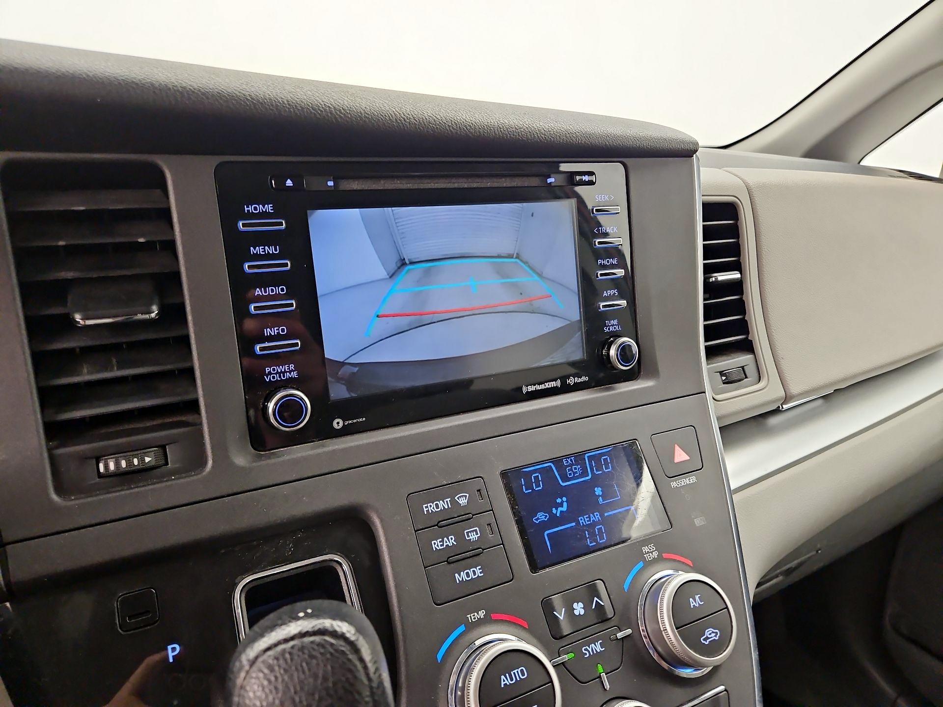 Thumbnail: 2018 Toyota Sienna - 14