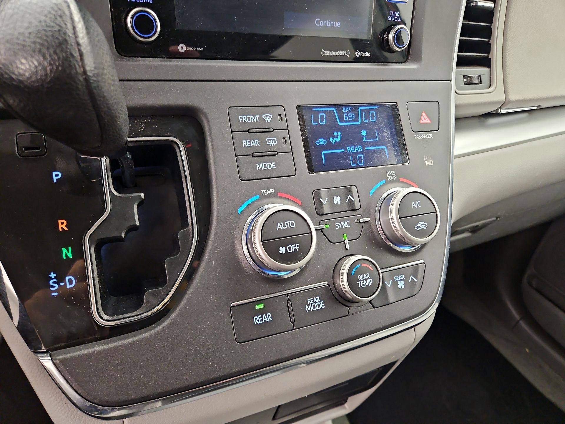 Thumbnail: 2018 Toyota Sienna - 16
