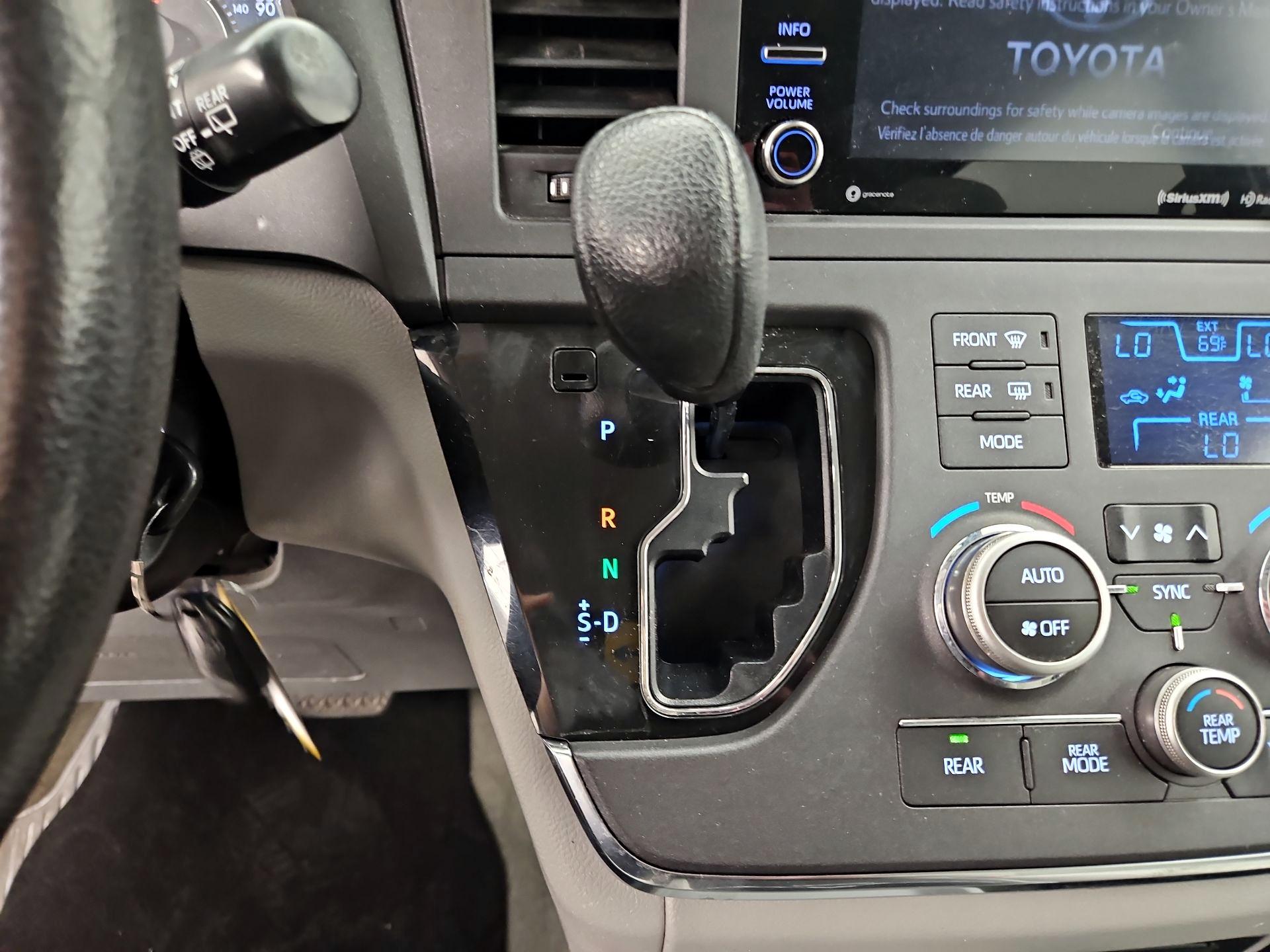 Thumbnail: 2018 Toyota Sienna - 17