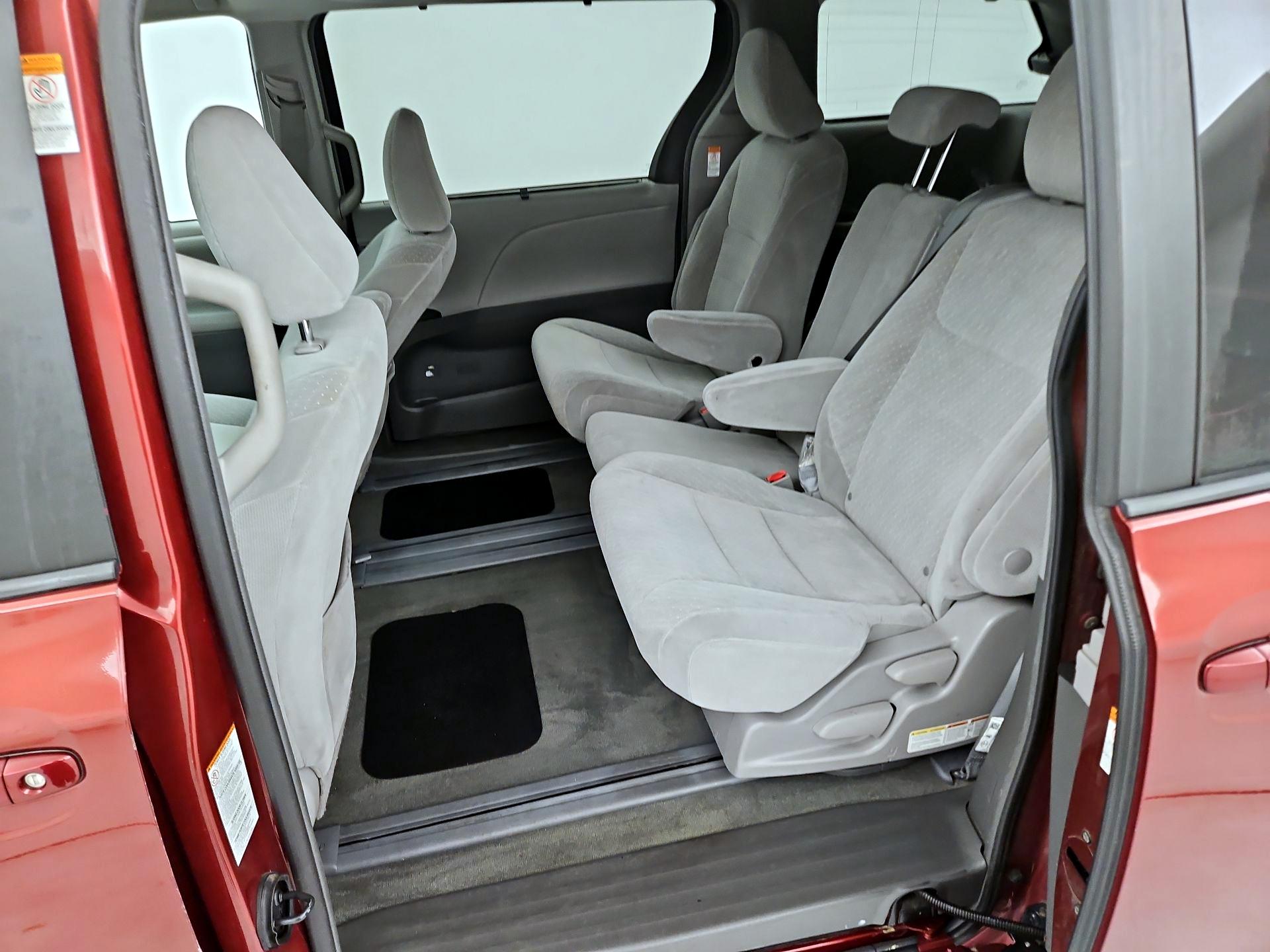 Thumbnail: 2018 Toyota Sienna - 19