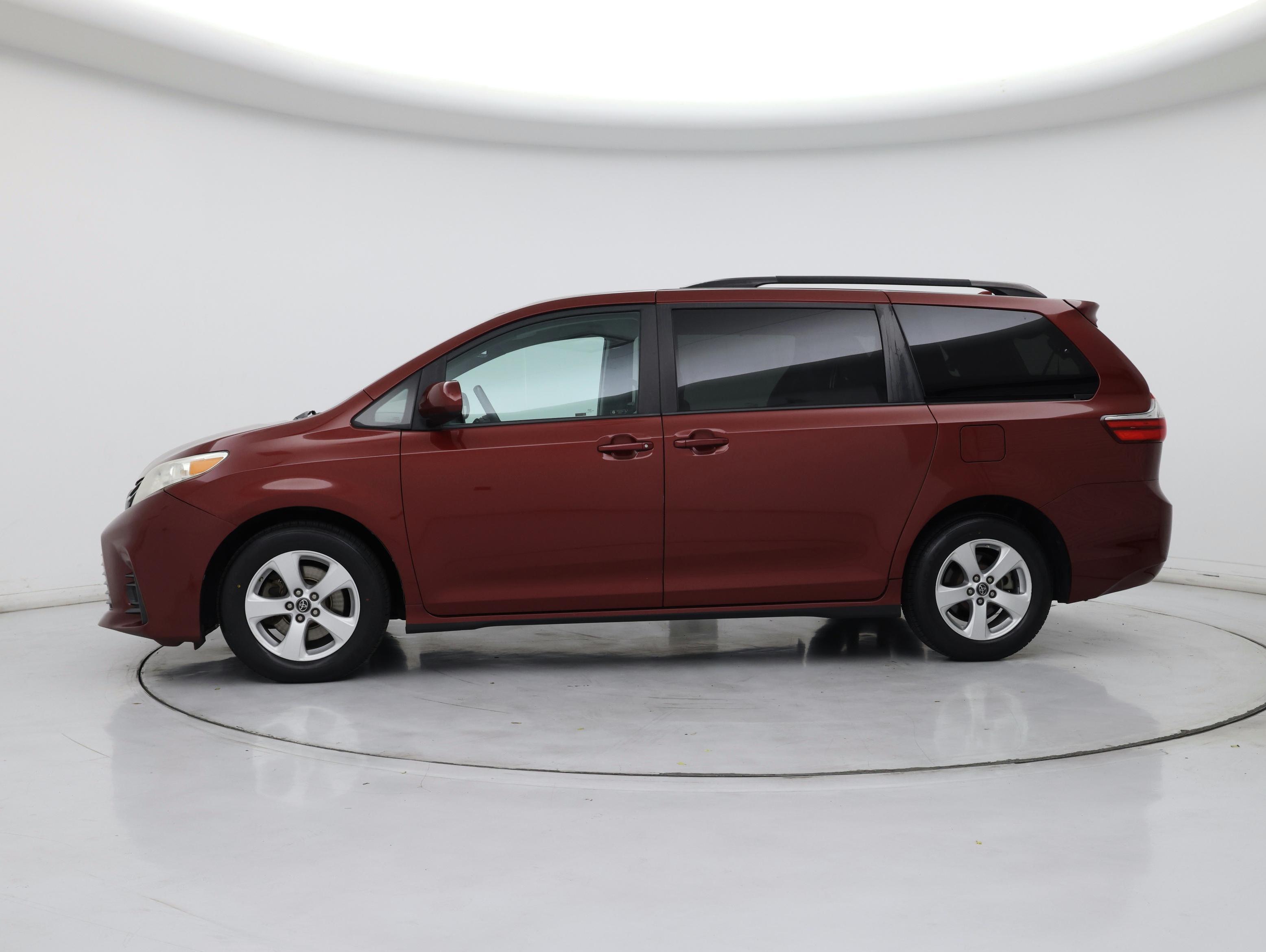 Thumbnail: 2018 Toyota Sienna - 3
