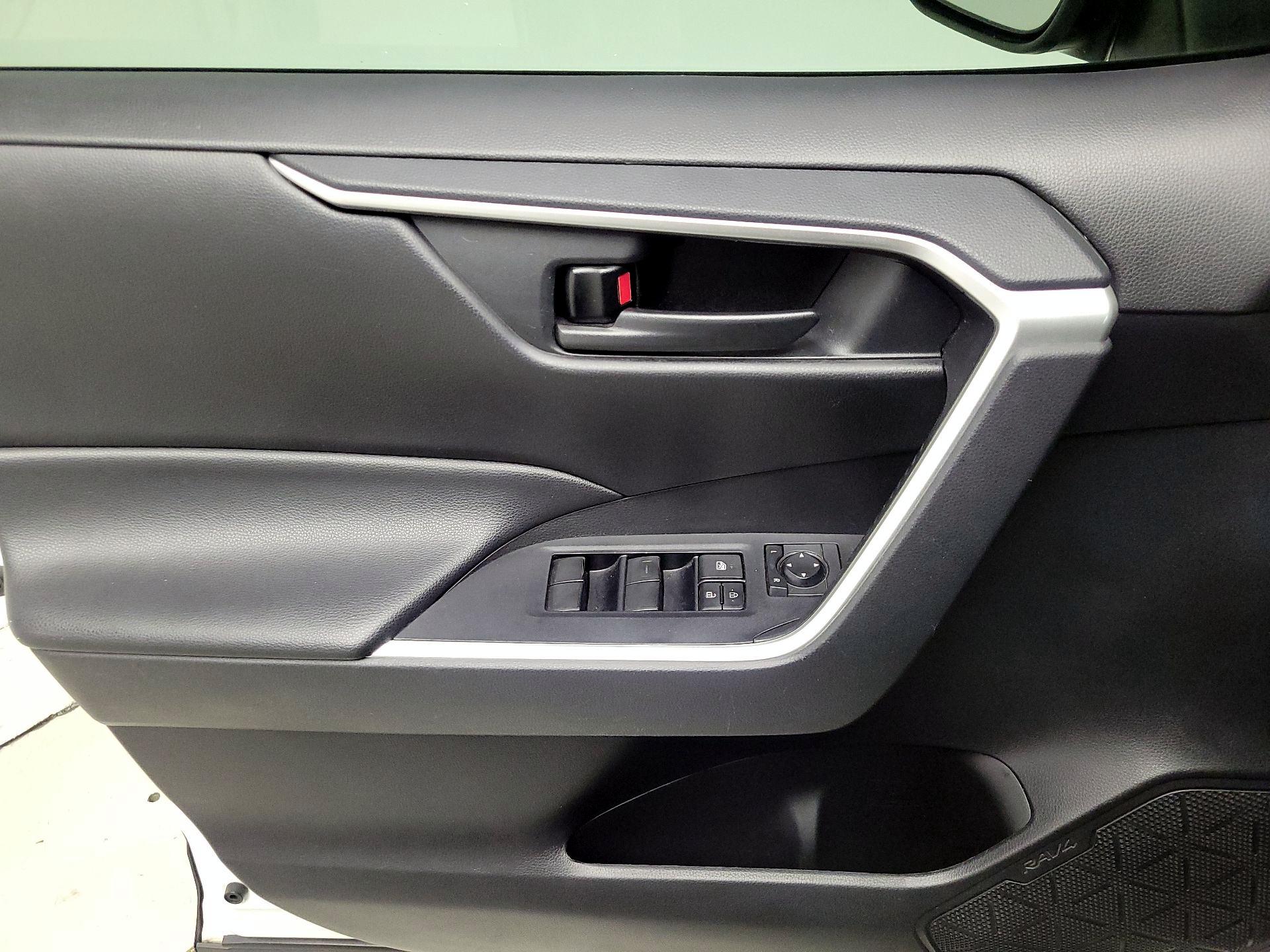 Thumbnail: 2020 Toyota RAV4 - 12