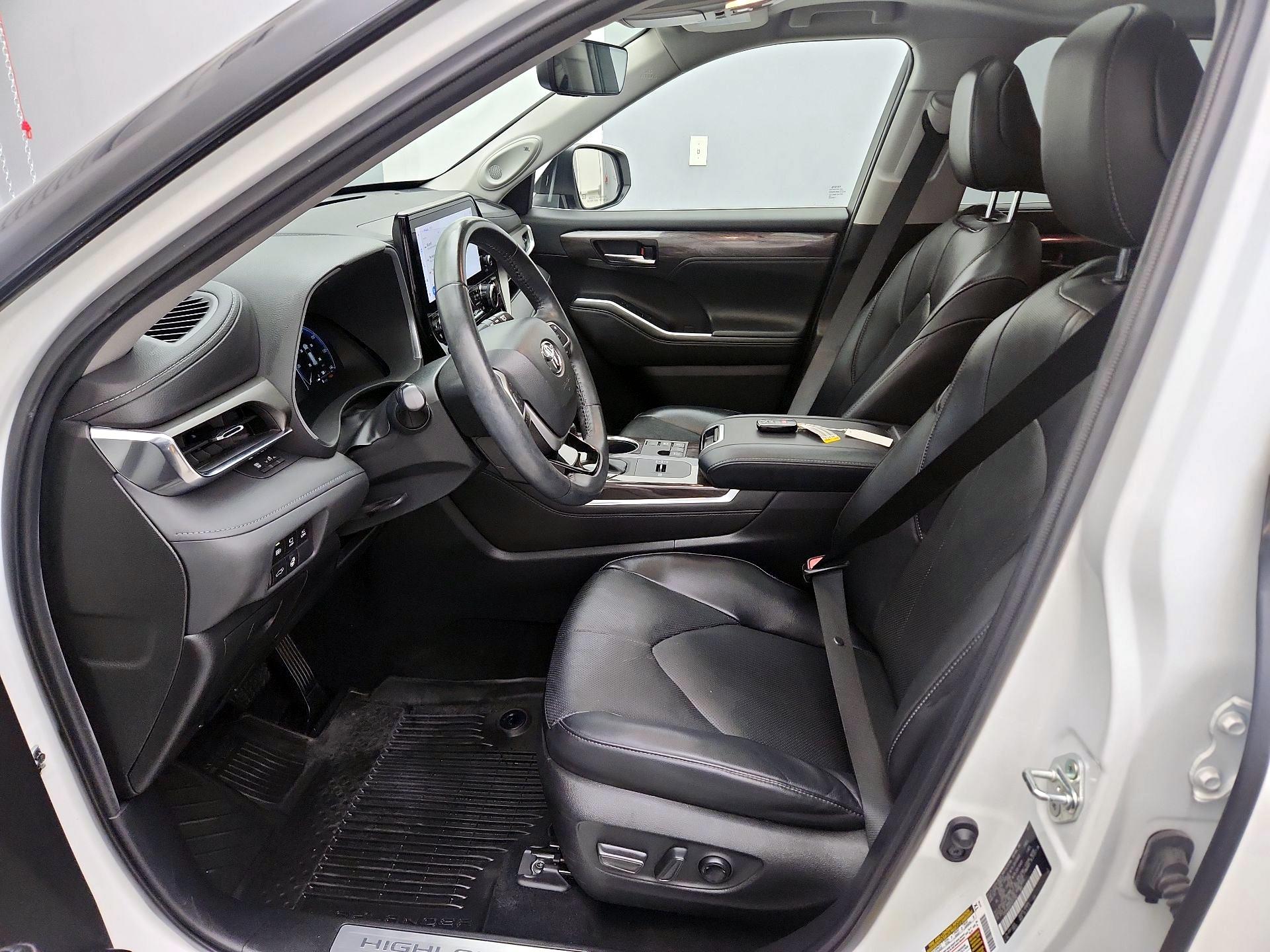 Thumbnail: 2023 Toyota Highlander - 11