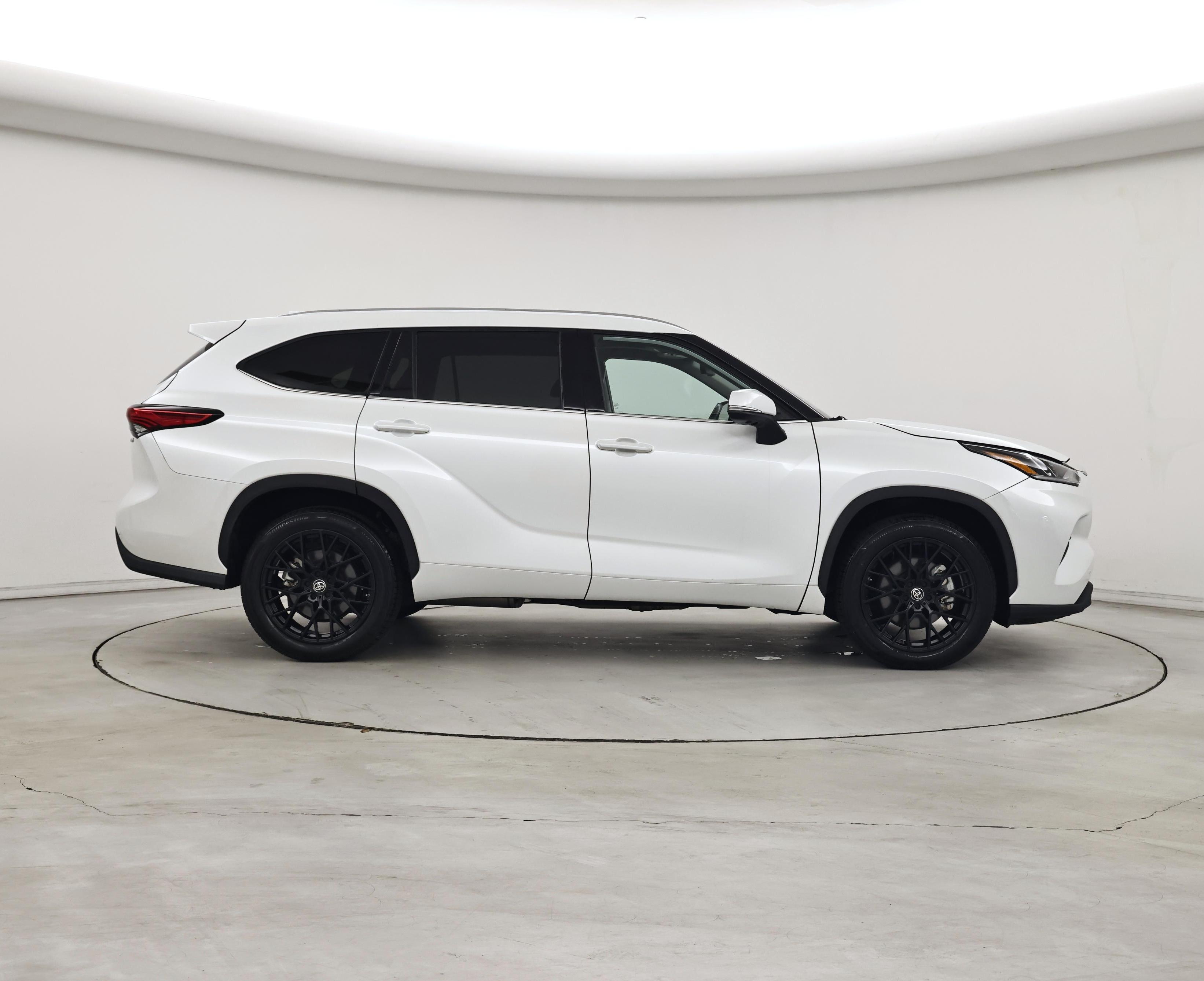 Thumbnail: 2023 Toyota Highlander - 7