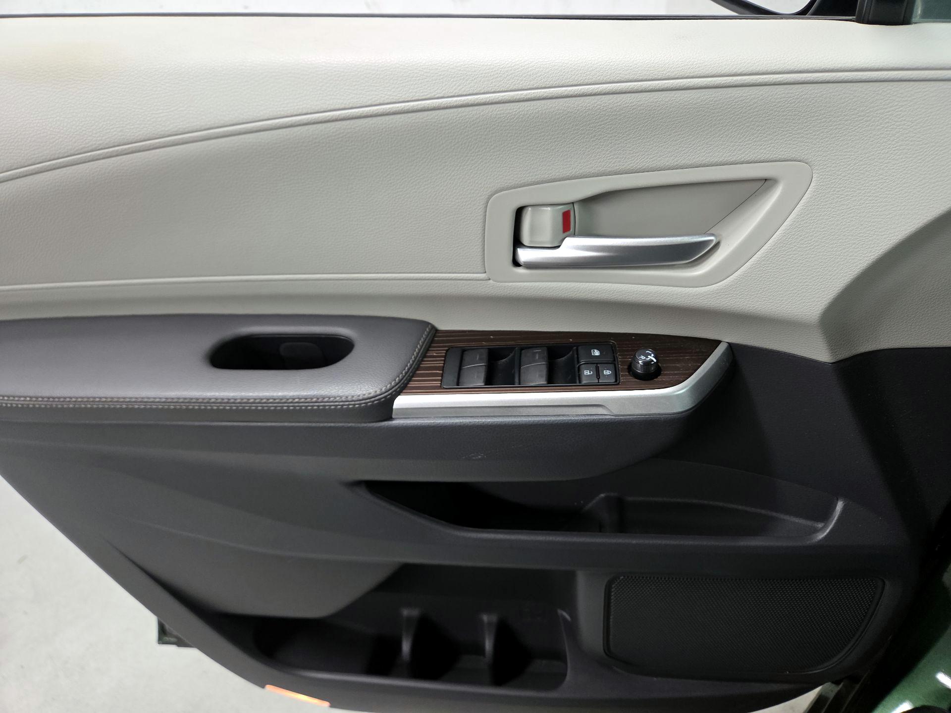 Thumbnail: 2021 Toyota Sienna - 12