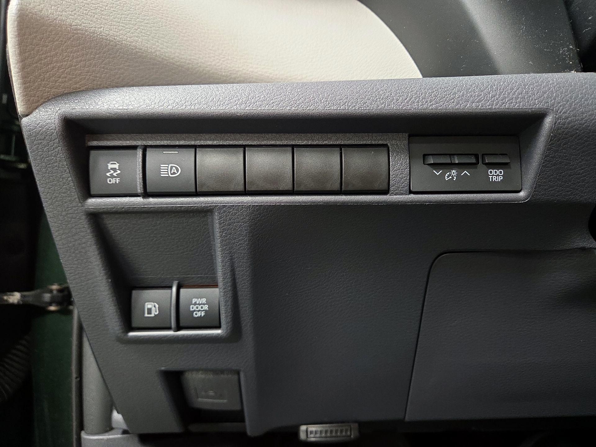 Thumbnail: 2021 Toyota Sienna - 13