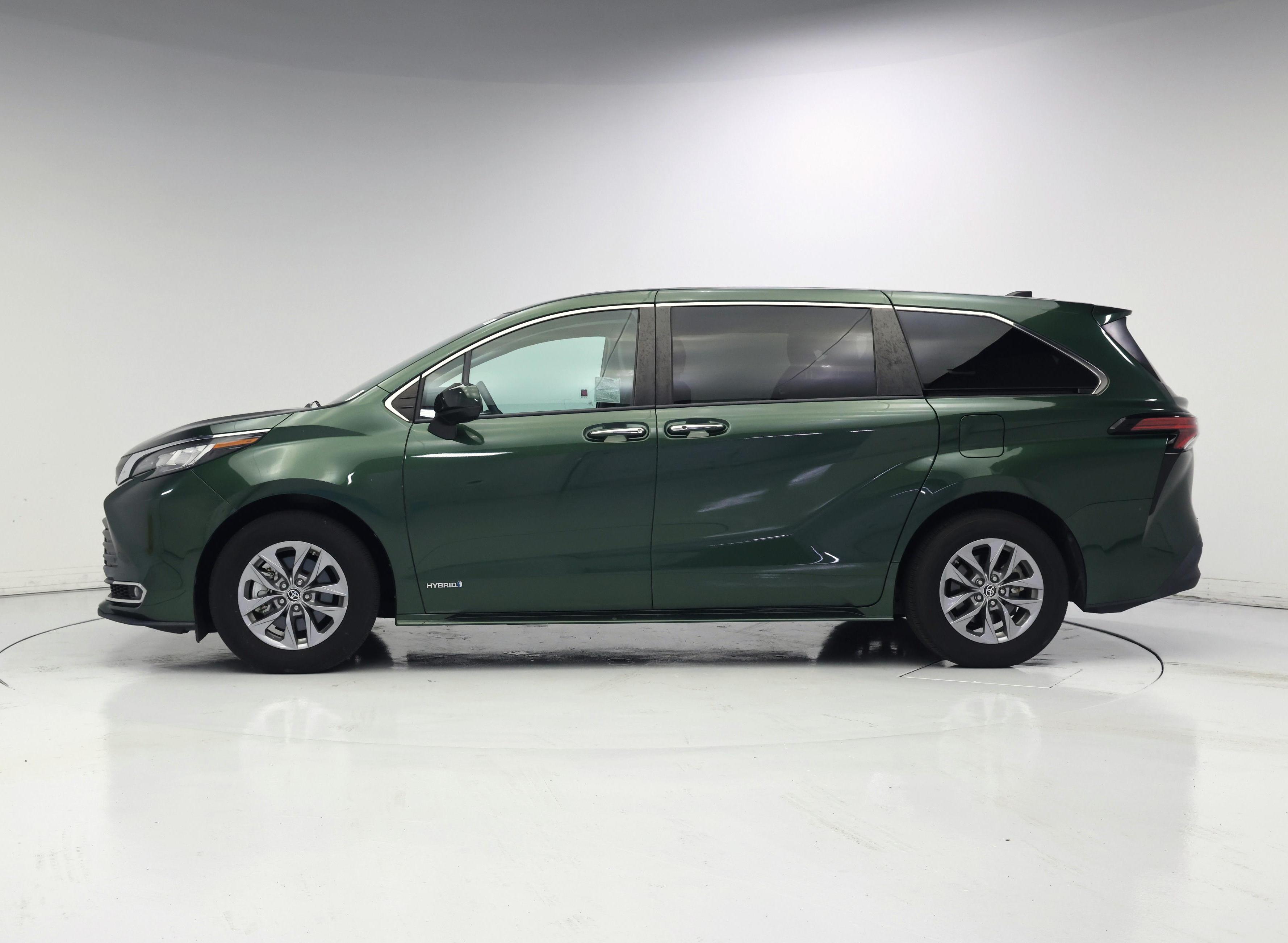 Thumbnail: 2021 Toyota Sienna - 3