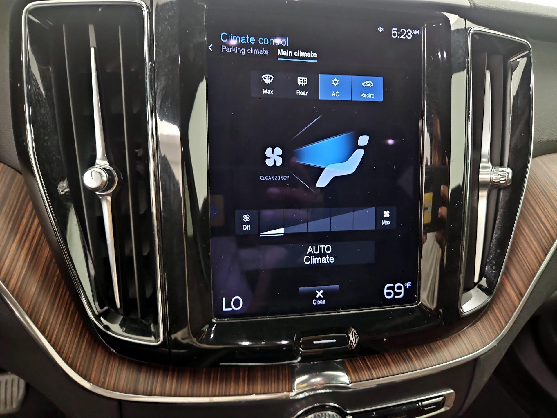 Thumbnail: 2021 Volvo XC60 - 17