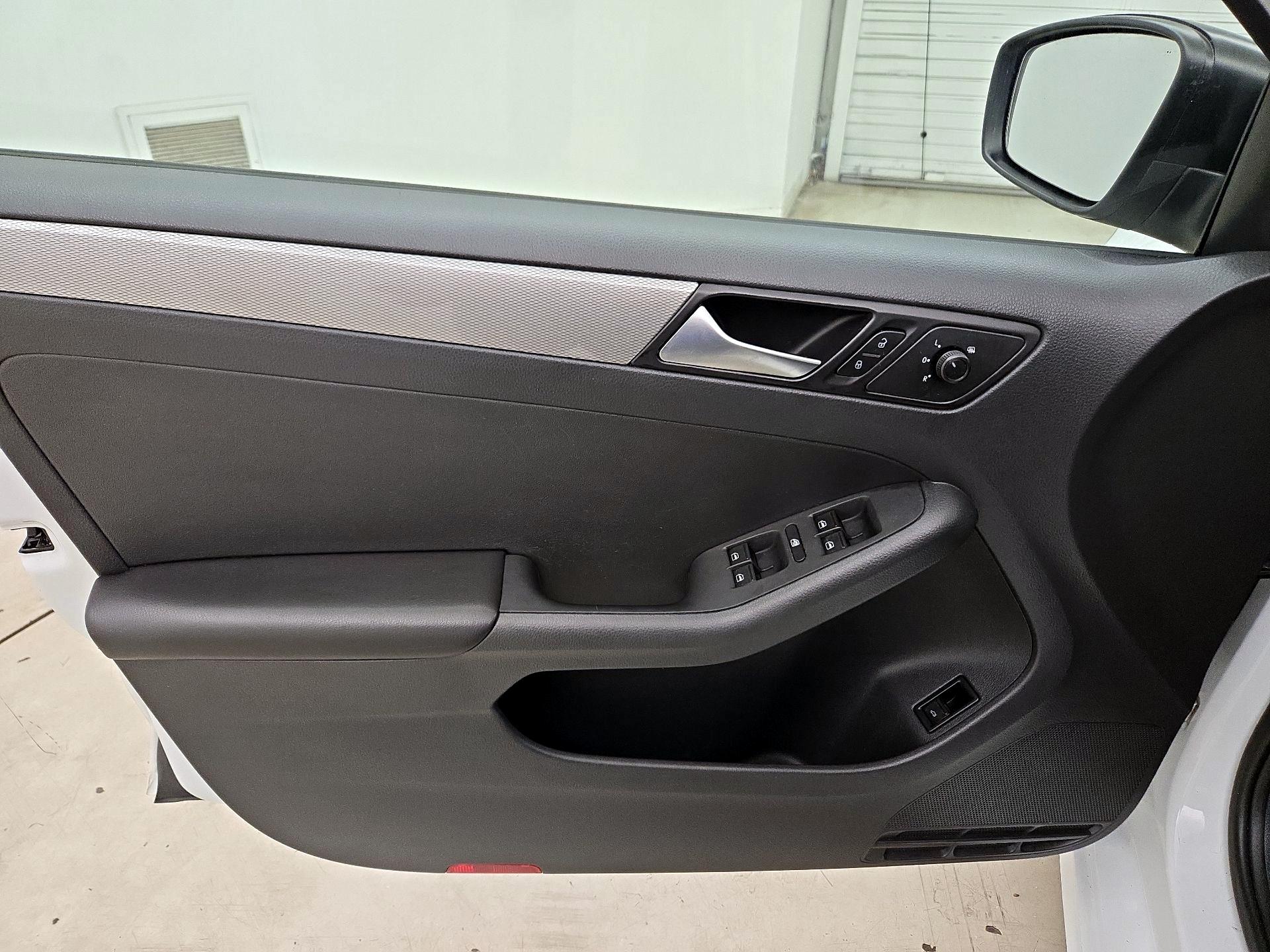 Thumbnail: 2016 Volkswagen Jetta - 12