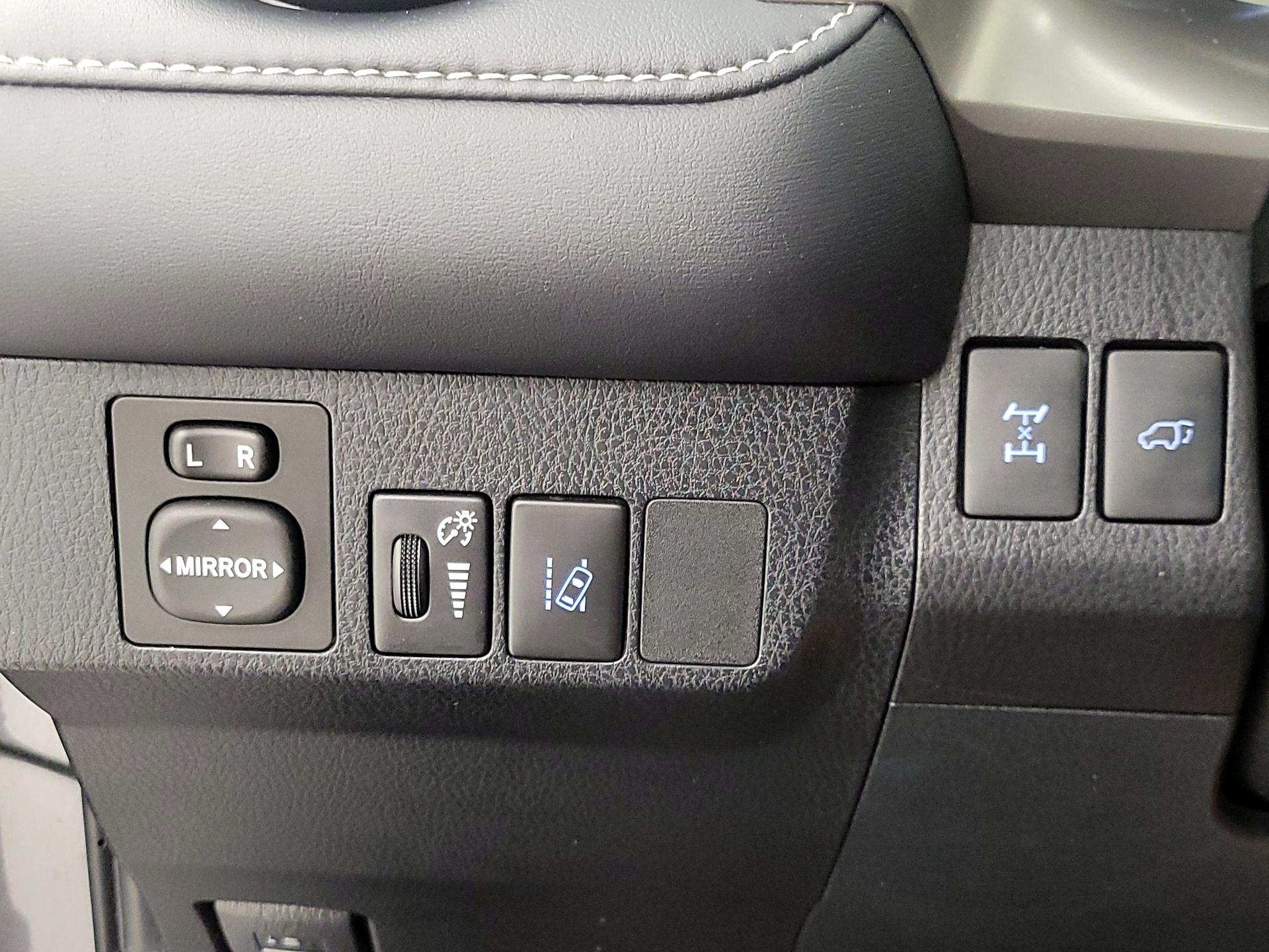 Thumbnail: 2018 Toyota RAV4 - 13