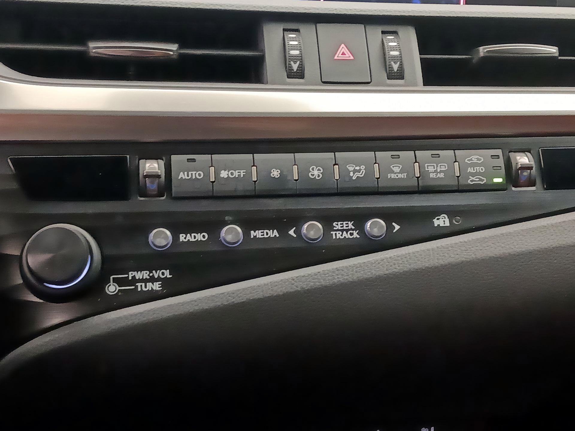 Thumbnail: 2020 Lexus ES - 16