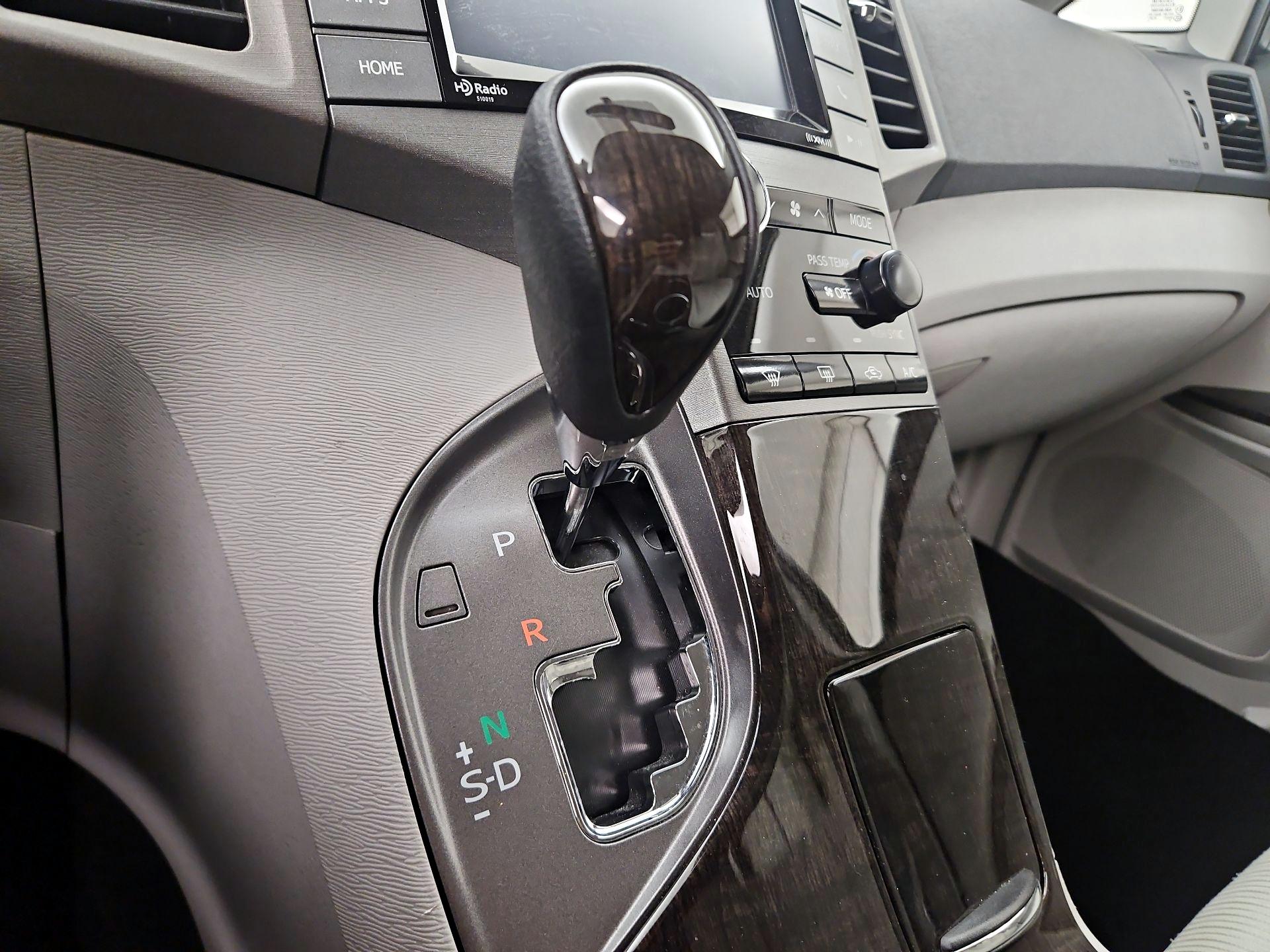 Thumbnail: 2015 Toyota Venza - 17