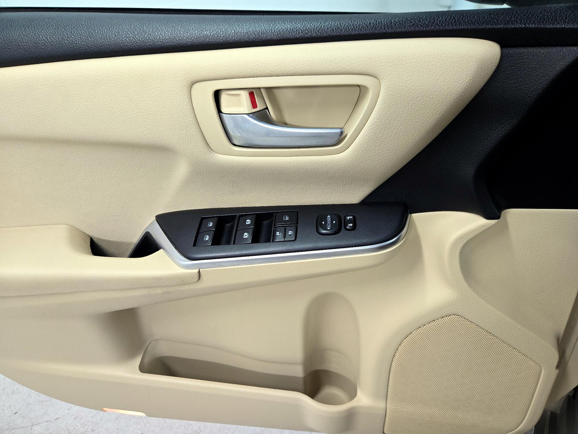 Thumbnail: 2016 Toyota Camry - 12
