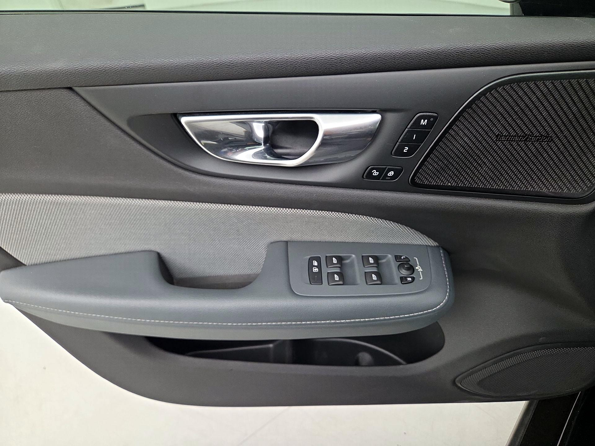 Thumbnail: 2020 Volvo V60 - 12
