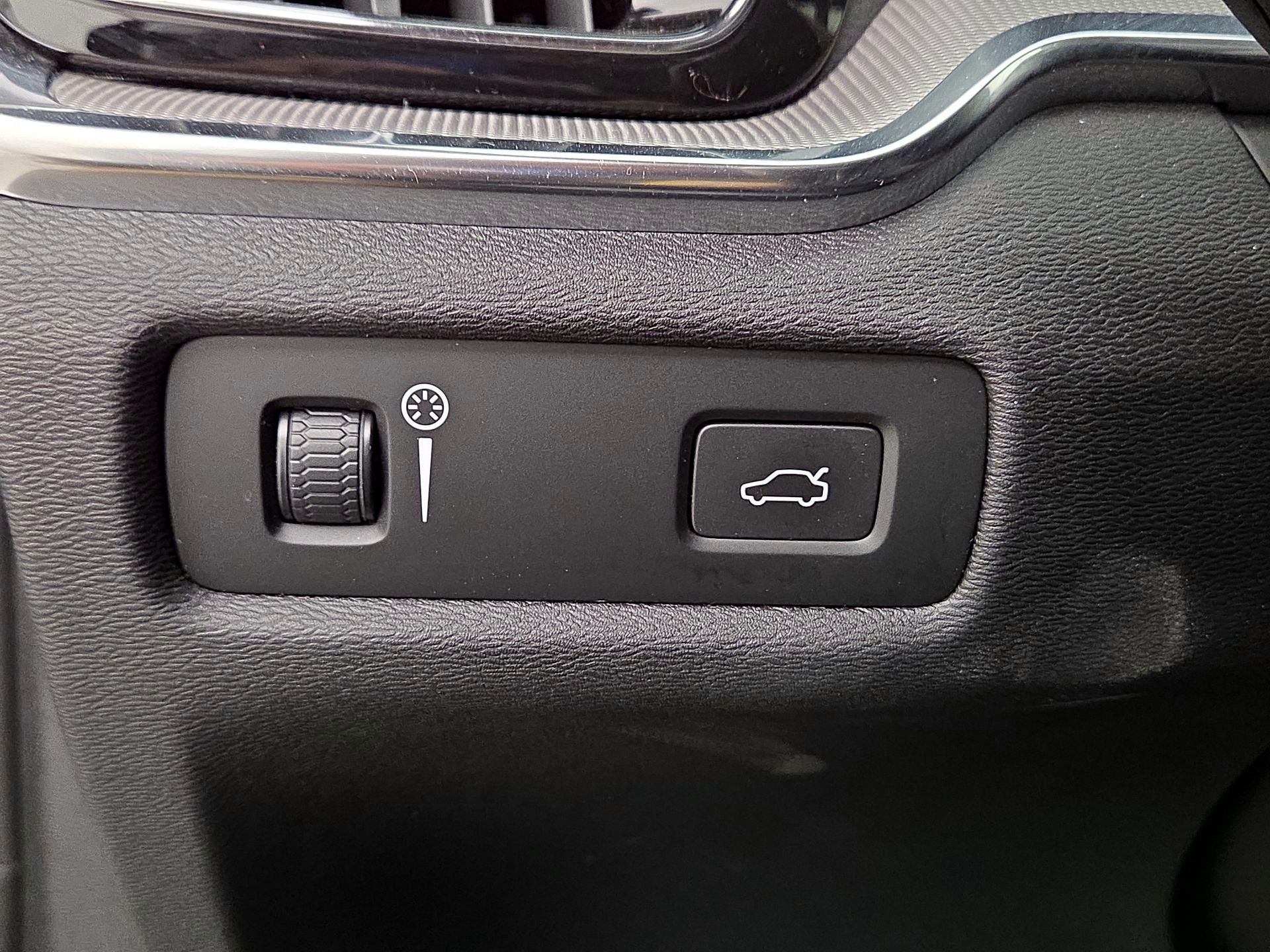 Thumbnail: 2020 Volvo V60 - 13