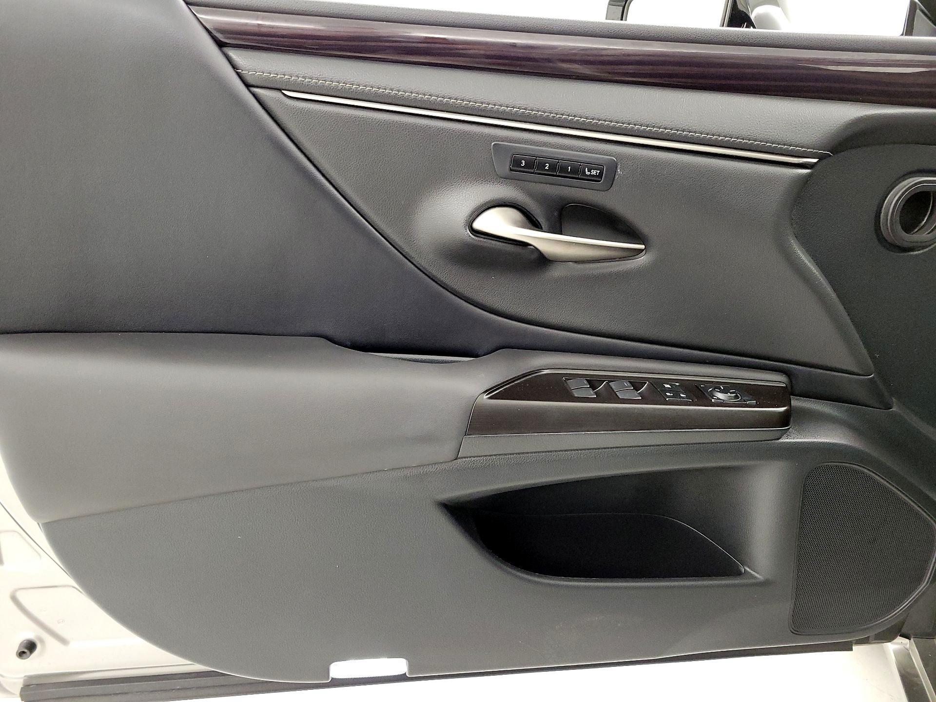 Thumbnail: 2019 Lexus ES - 12