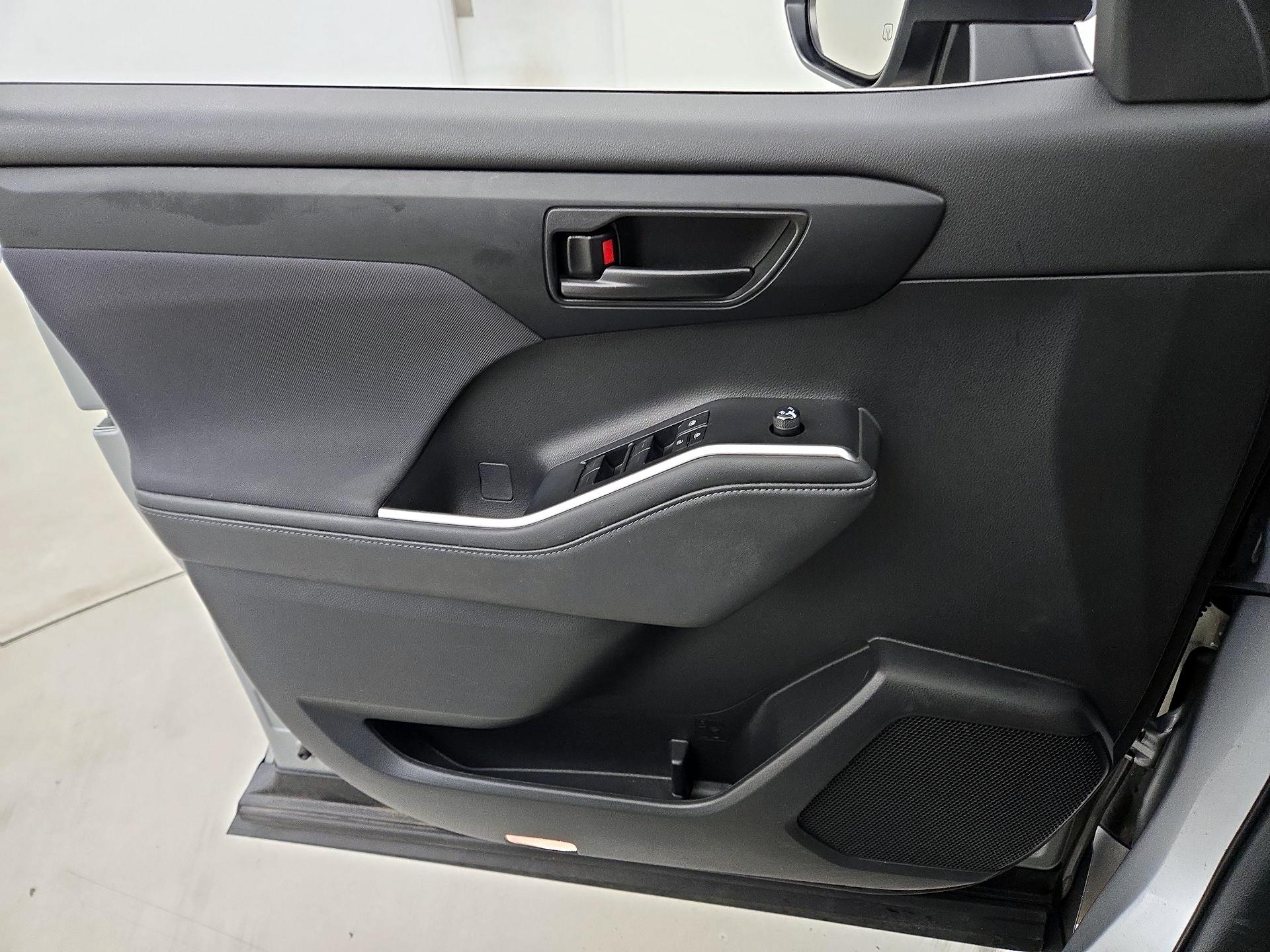 Thumbnail: 2022 Toyota Highlander - 12