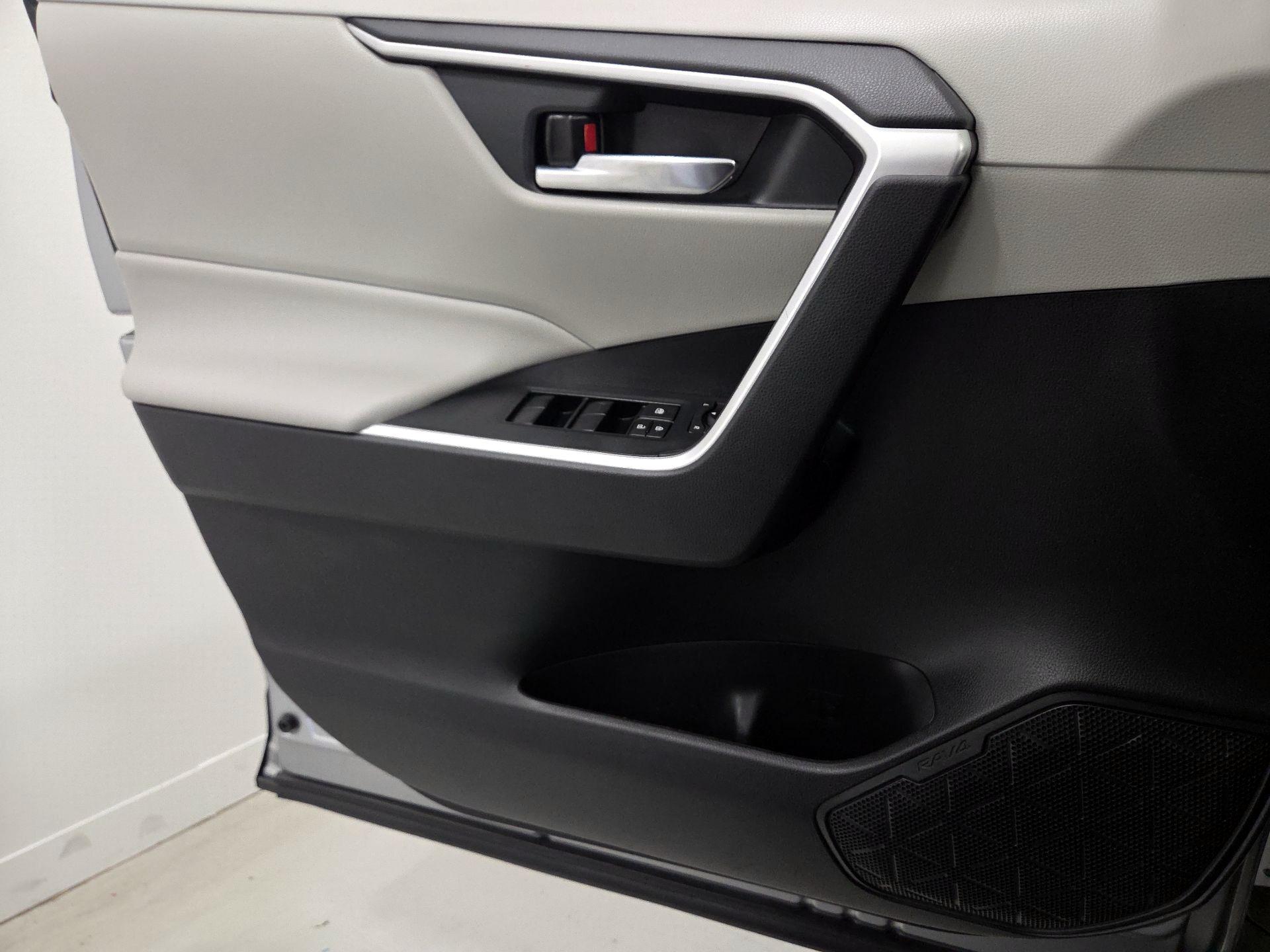 Thumbnail: 2020 Toyota RAV4 - 12
