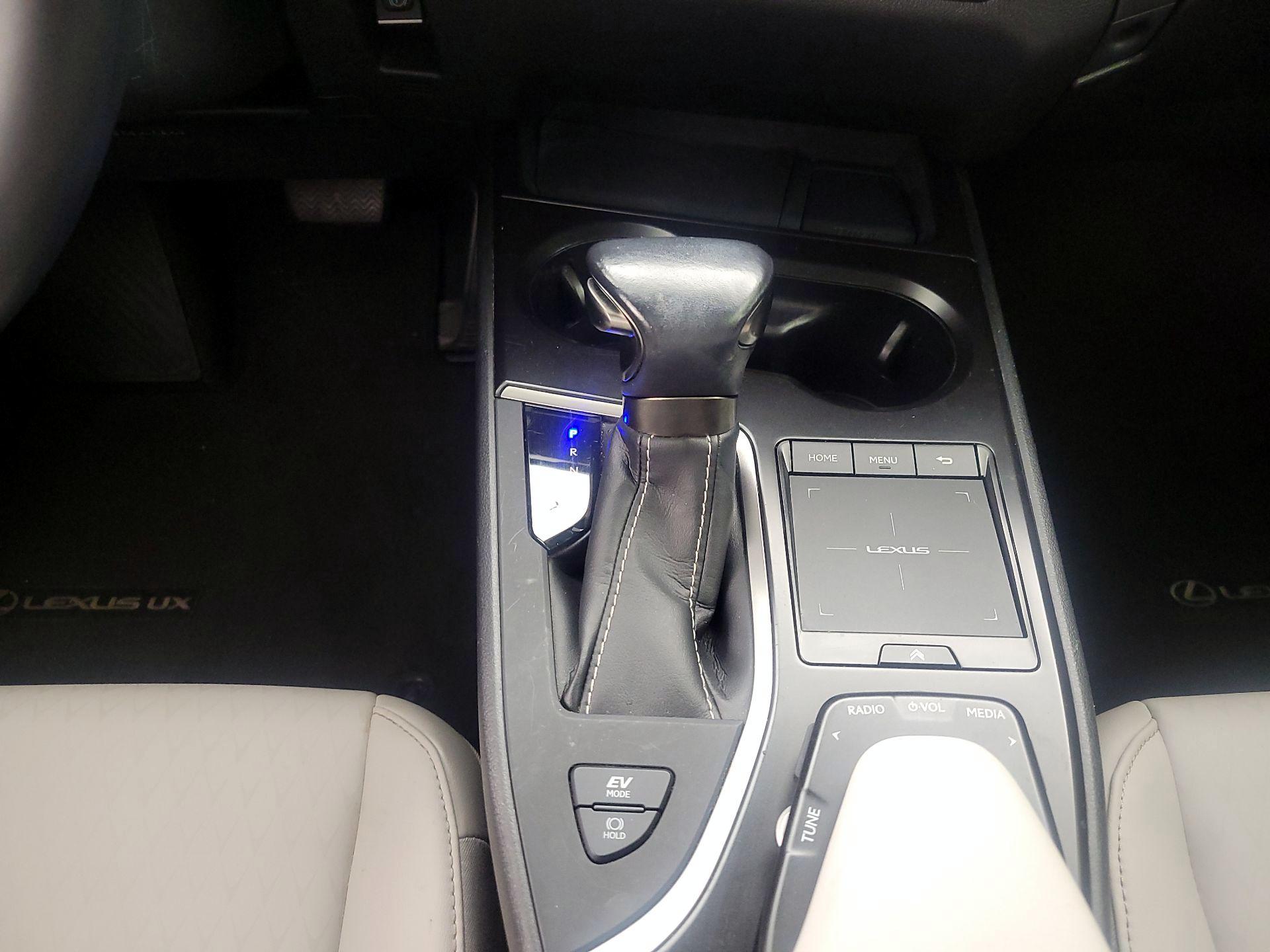 Thumbnail: 2022 Lexus UX - 17