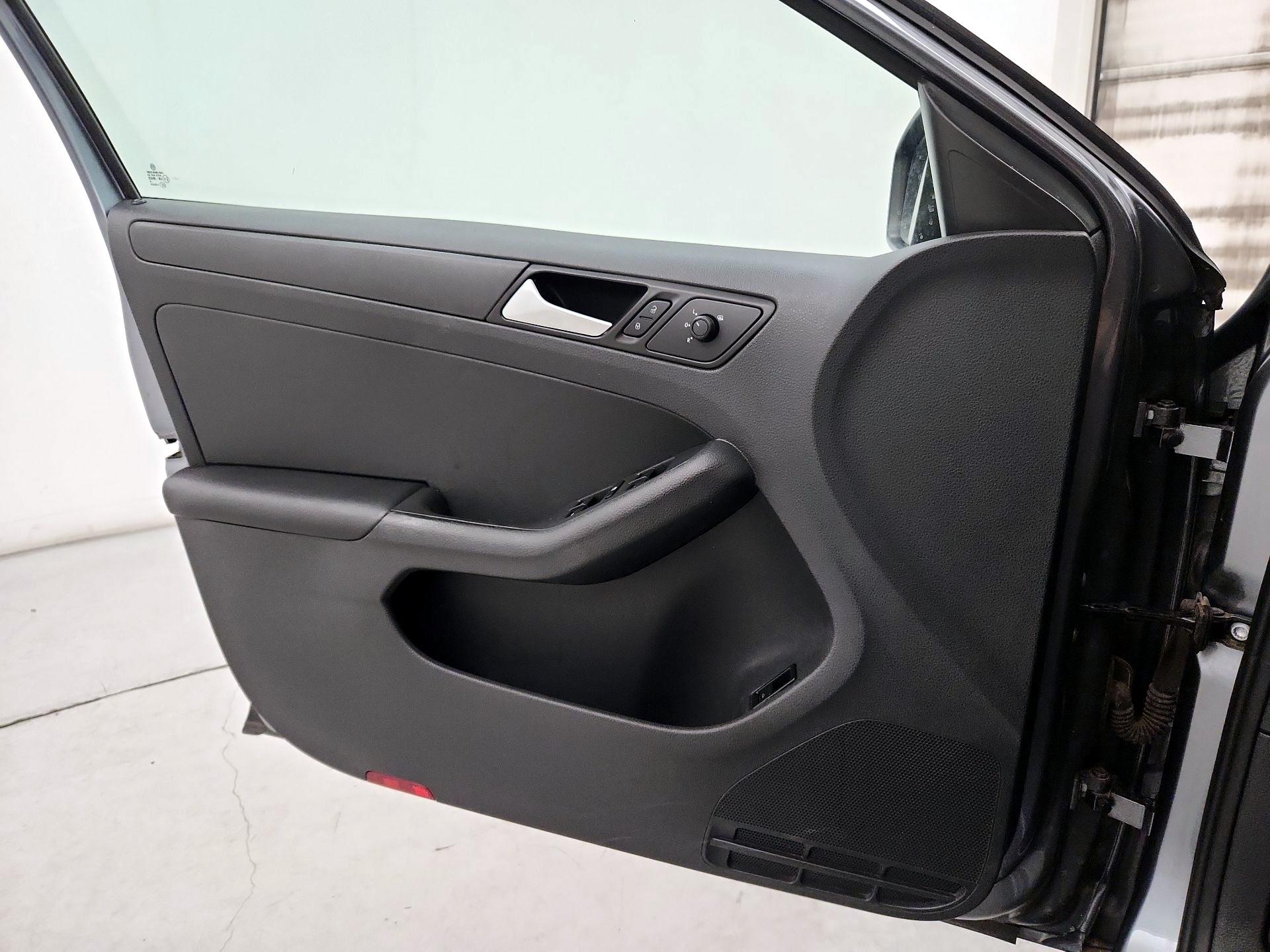 Thumbnail: 2016 Volkswagen Jetta - 12