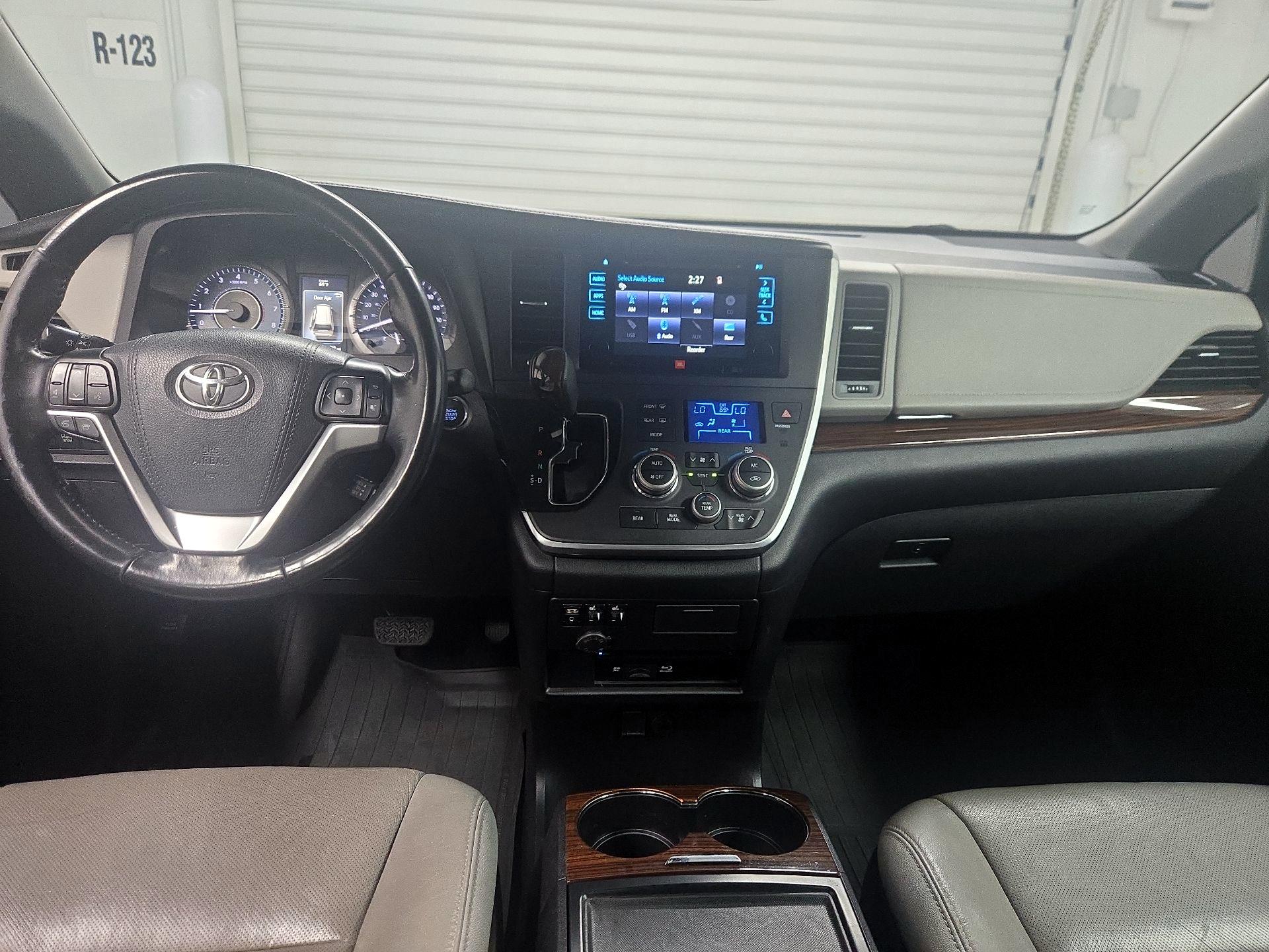 Thumbnail: 2017 Toyota Sienna - 9
