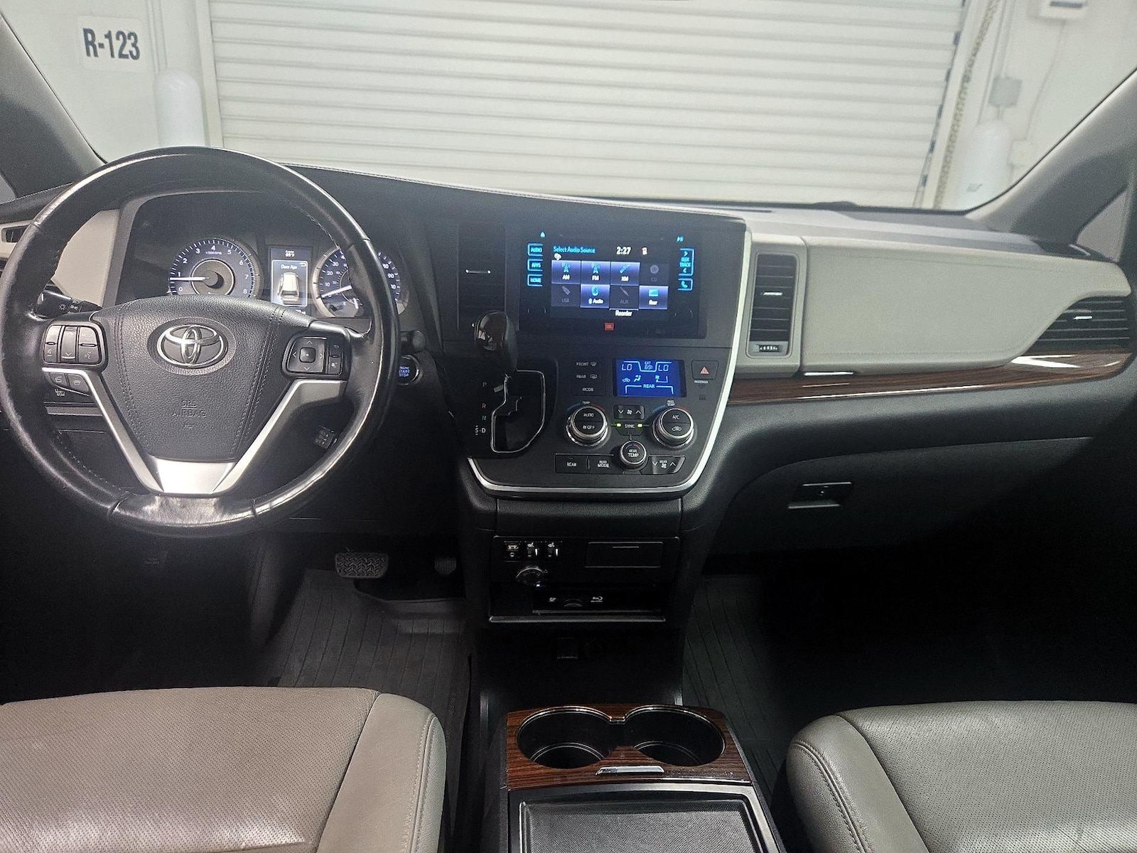 2017 Toyota Sienna Limited - Photo 10