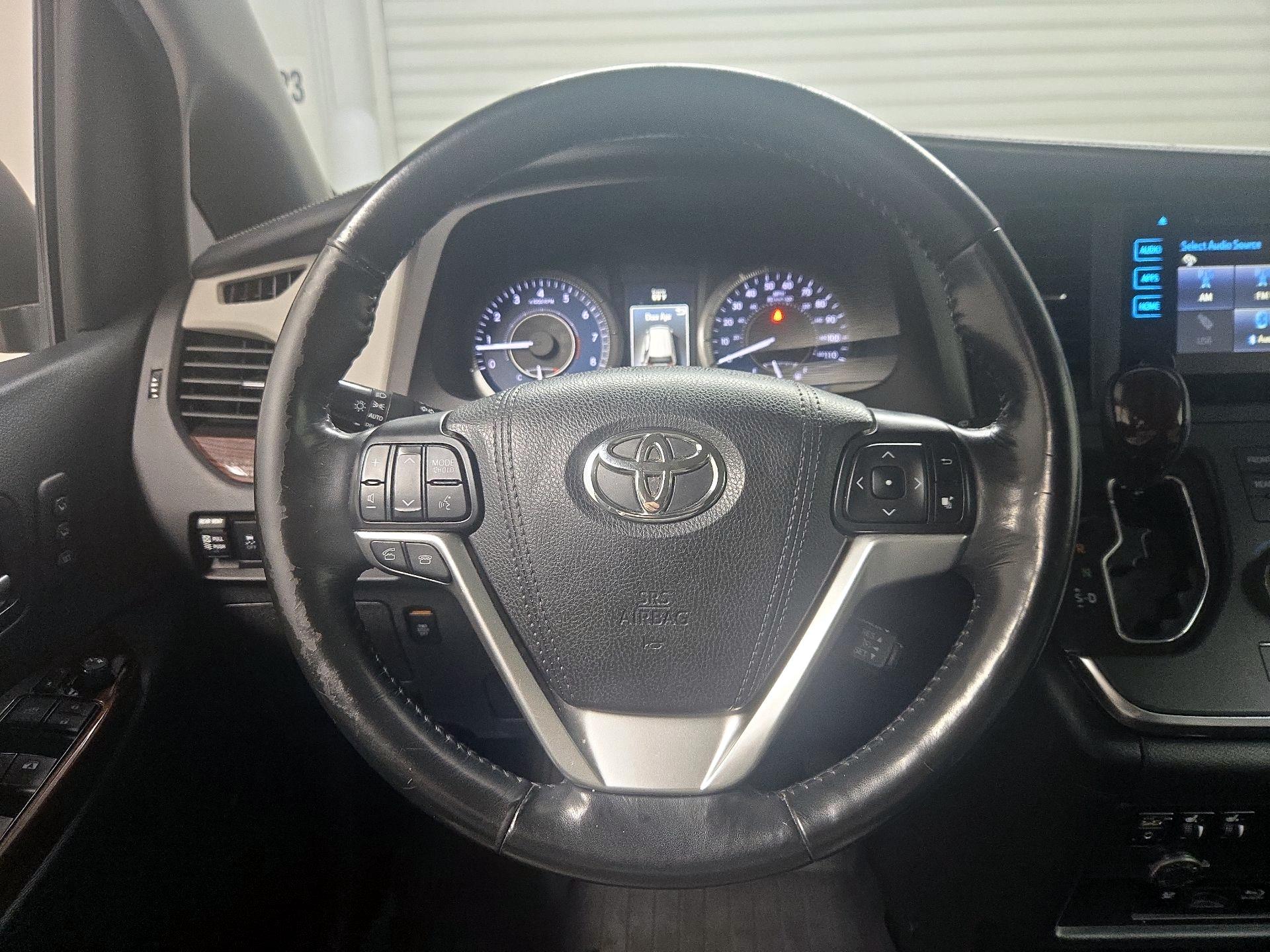 Thumbnail: 2017 Toyota Sienna - 10