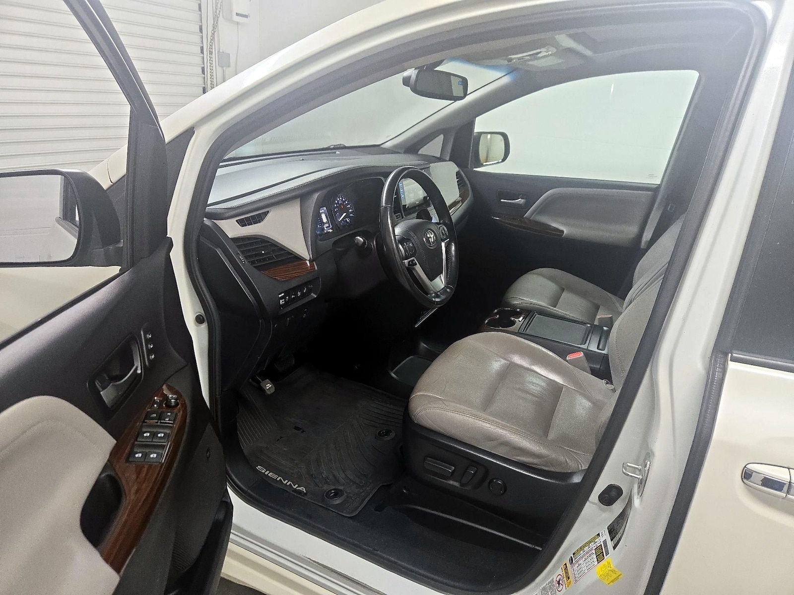 2017 Toyota Sienna Limited - Photo 12