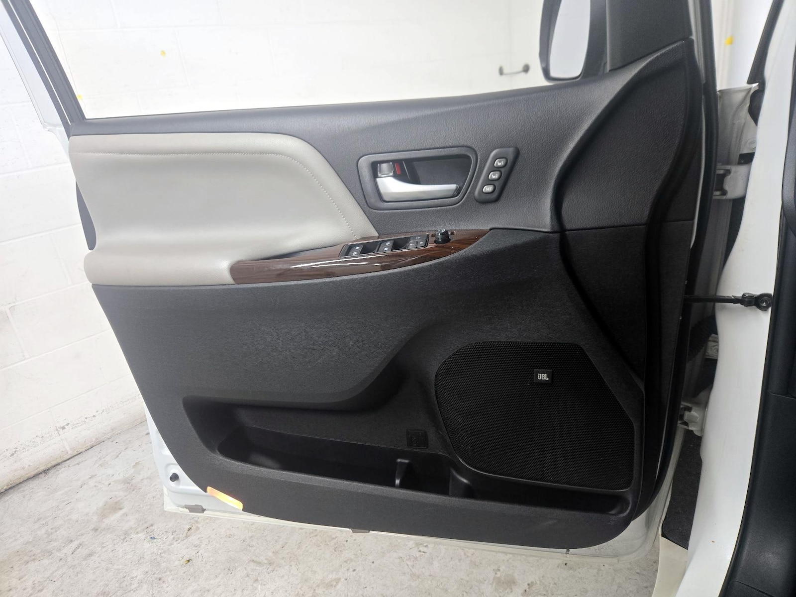2017 Toyota Sienna Limited - Photo 13