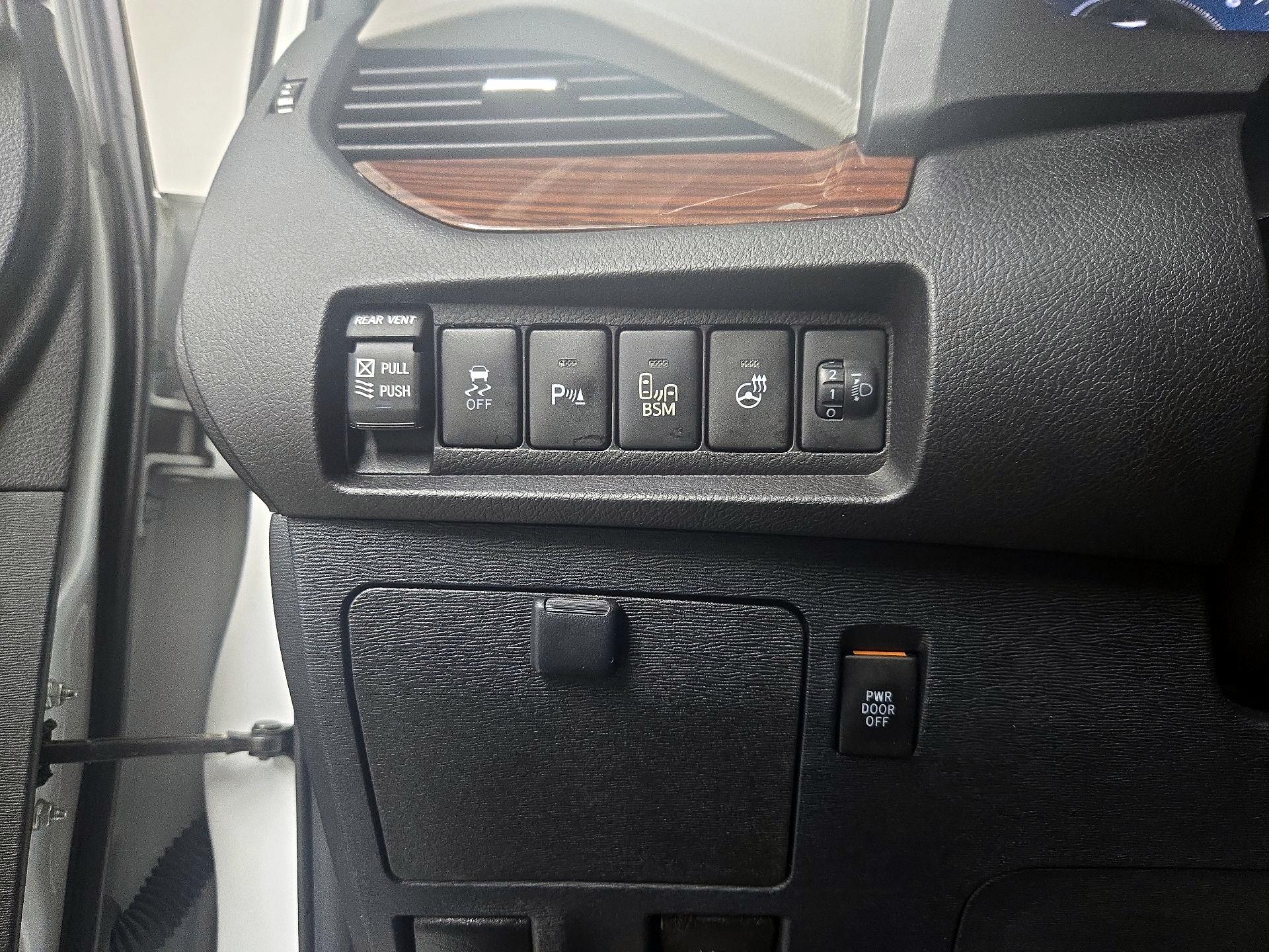 Thumbnail: 2017 Toyota Sienna - 13