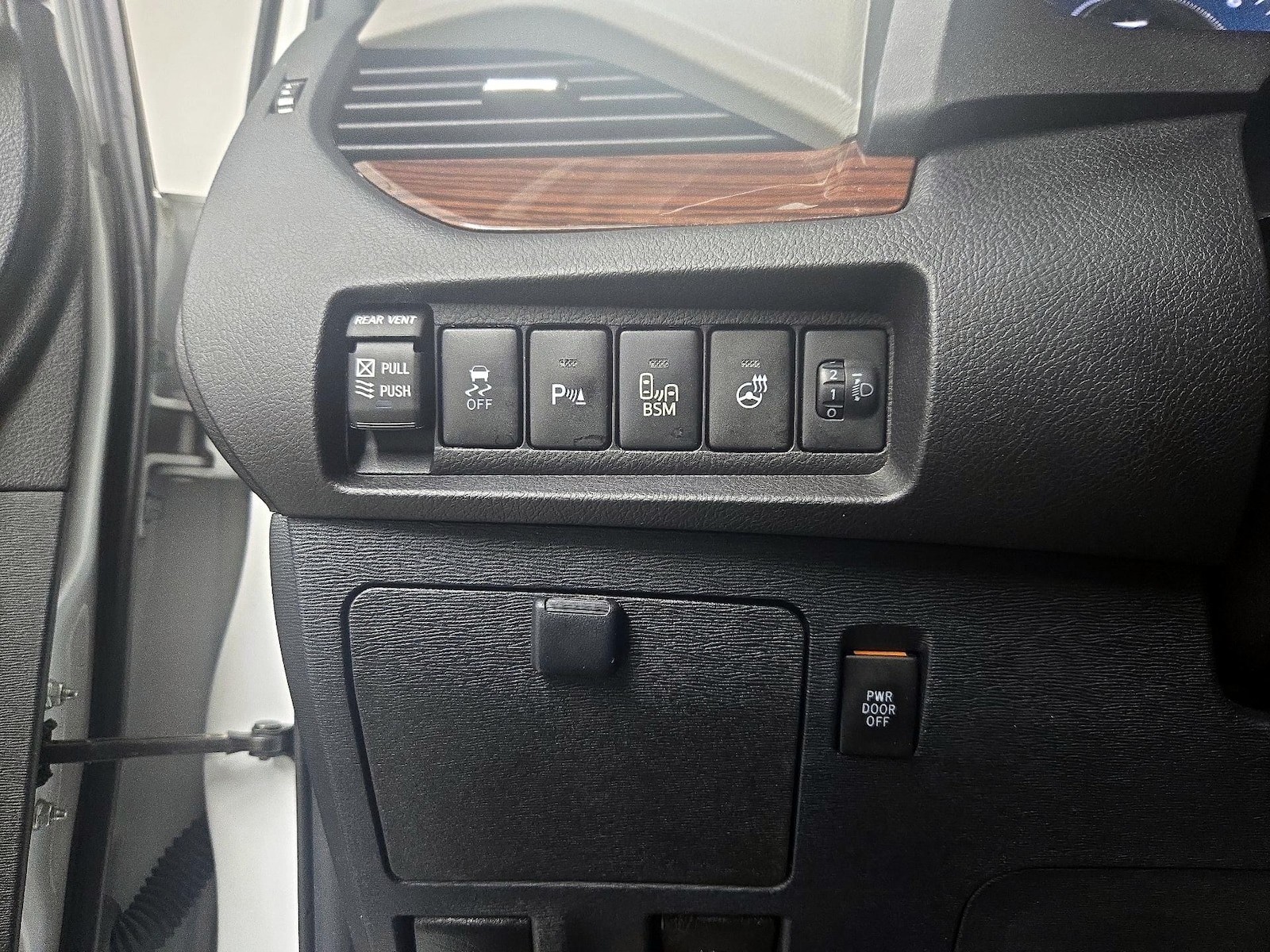 2017 Toyota Sienna Limited - Photo 14
