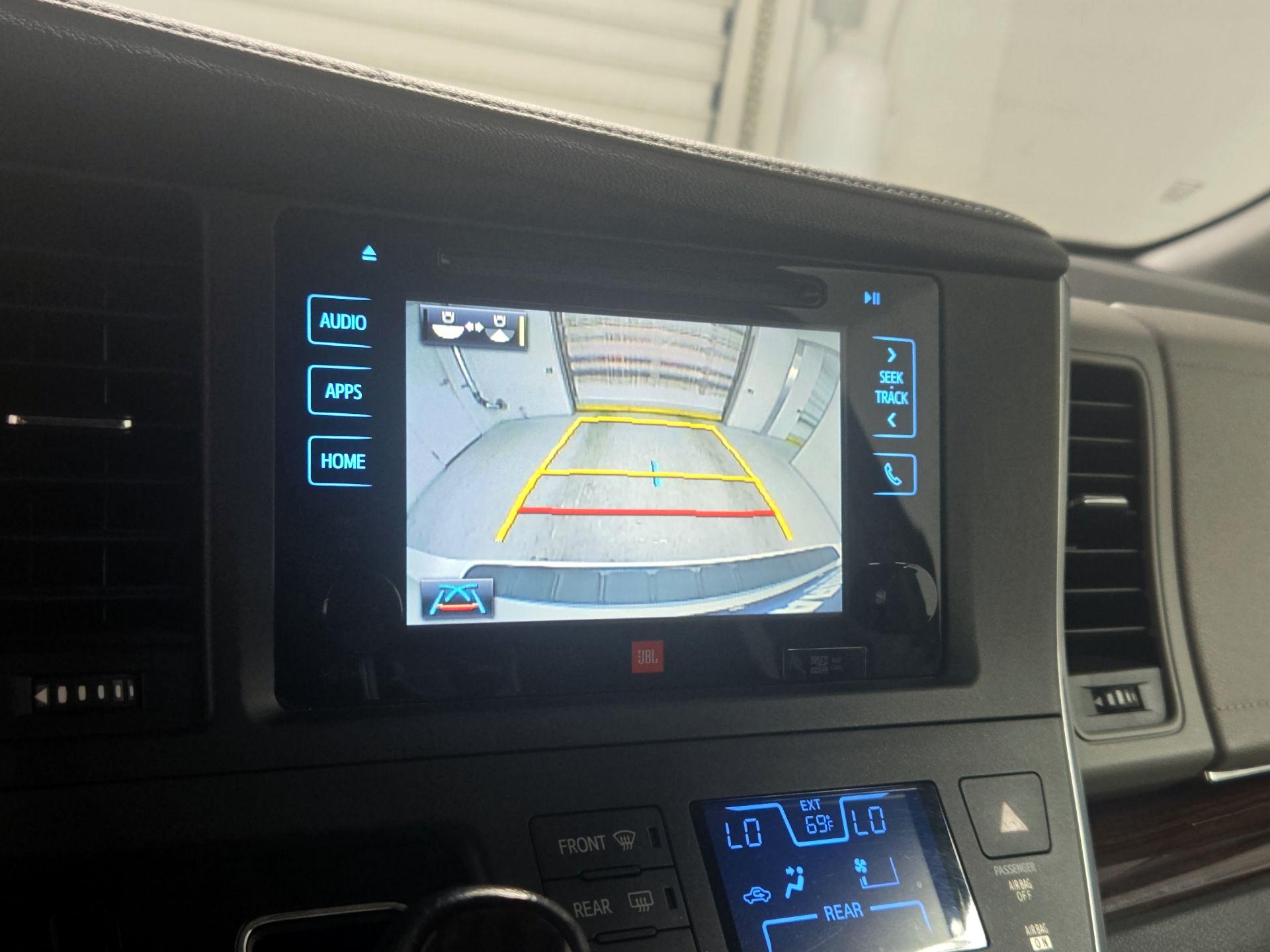 Thumbnail: 2017 Toyota Sienna - 14