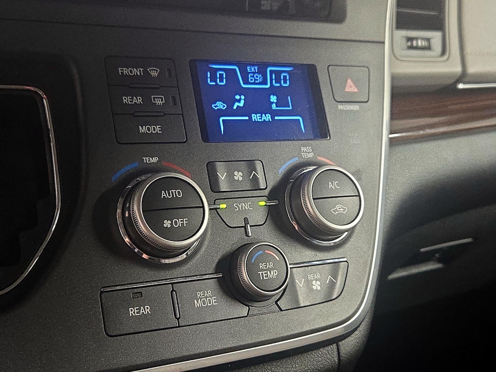 2017 Toyota Sienna Limited - Photo 17