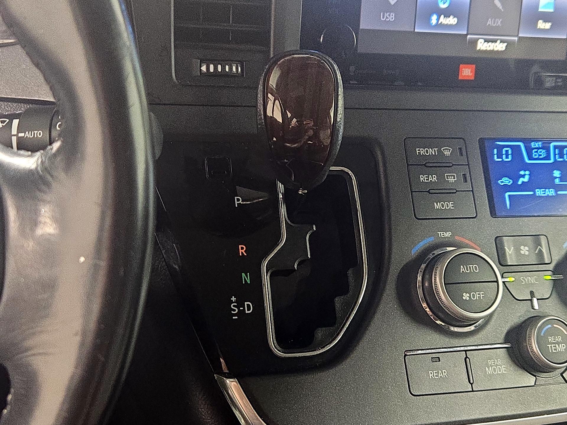 Thumbnail: 2017 Toyota Sienna - 17