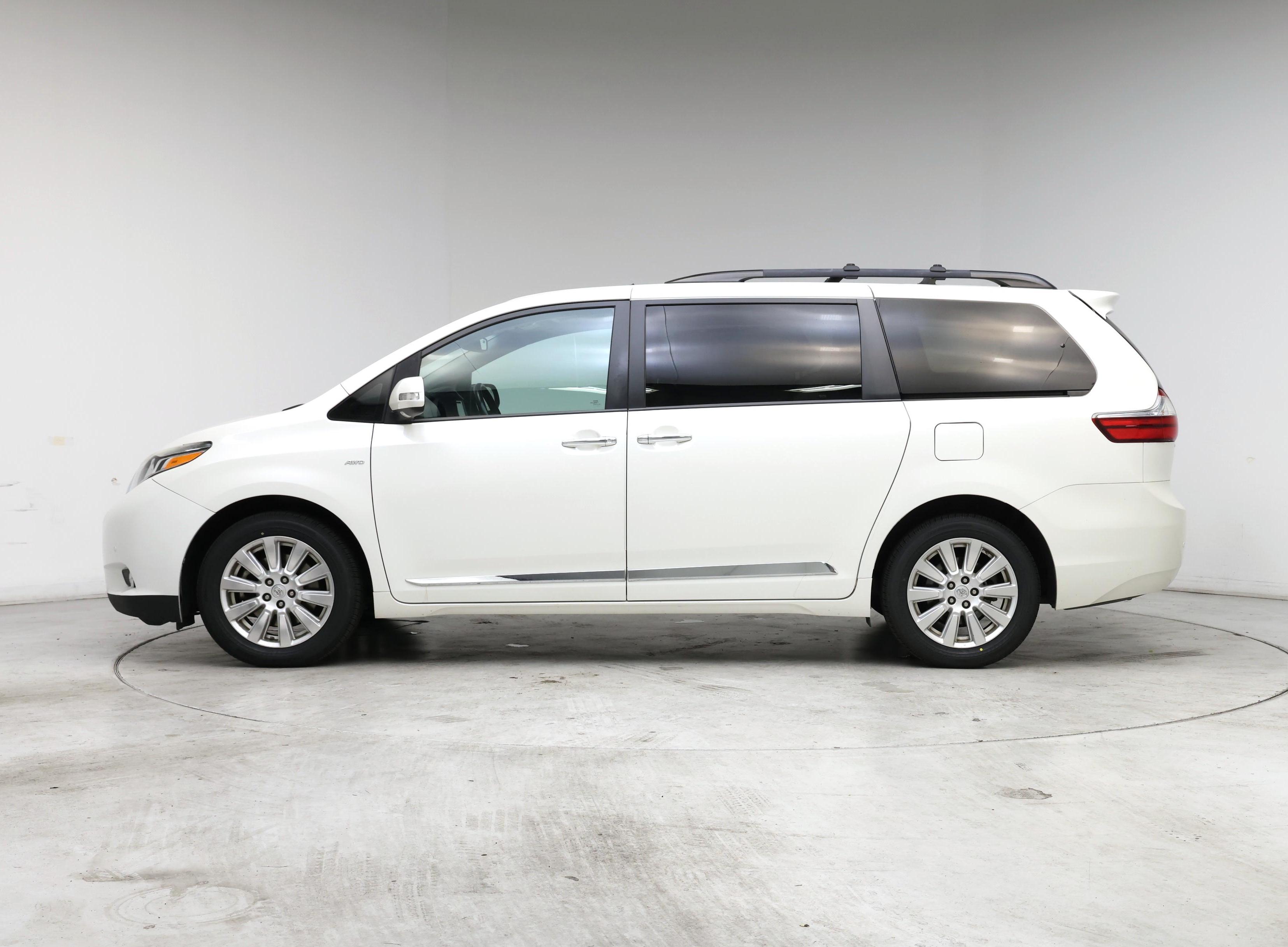 Thumbnail: 2017 Toyota Sienna - 3