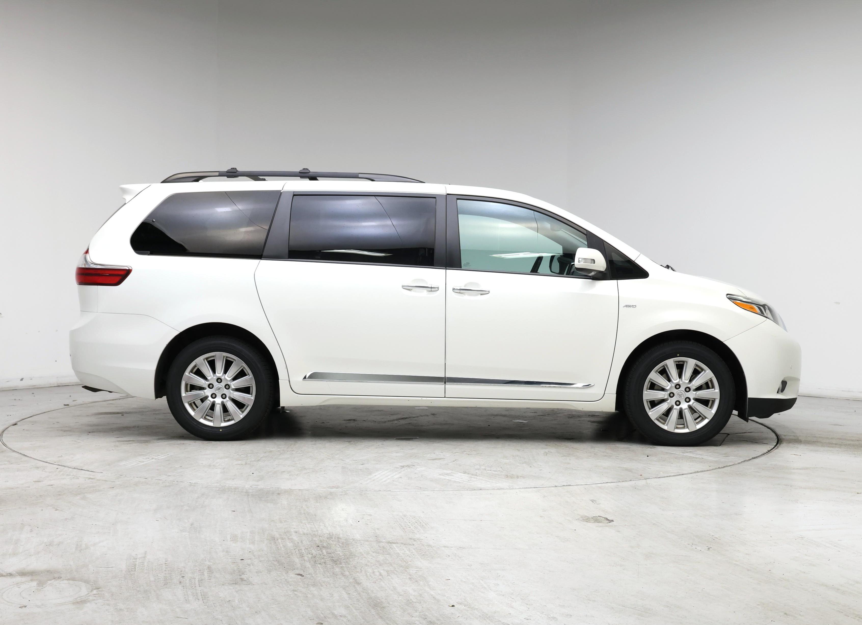 Thumbnail: 2017 Toyota Sienna - 7