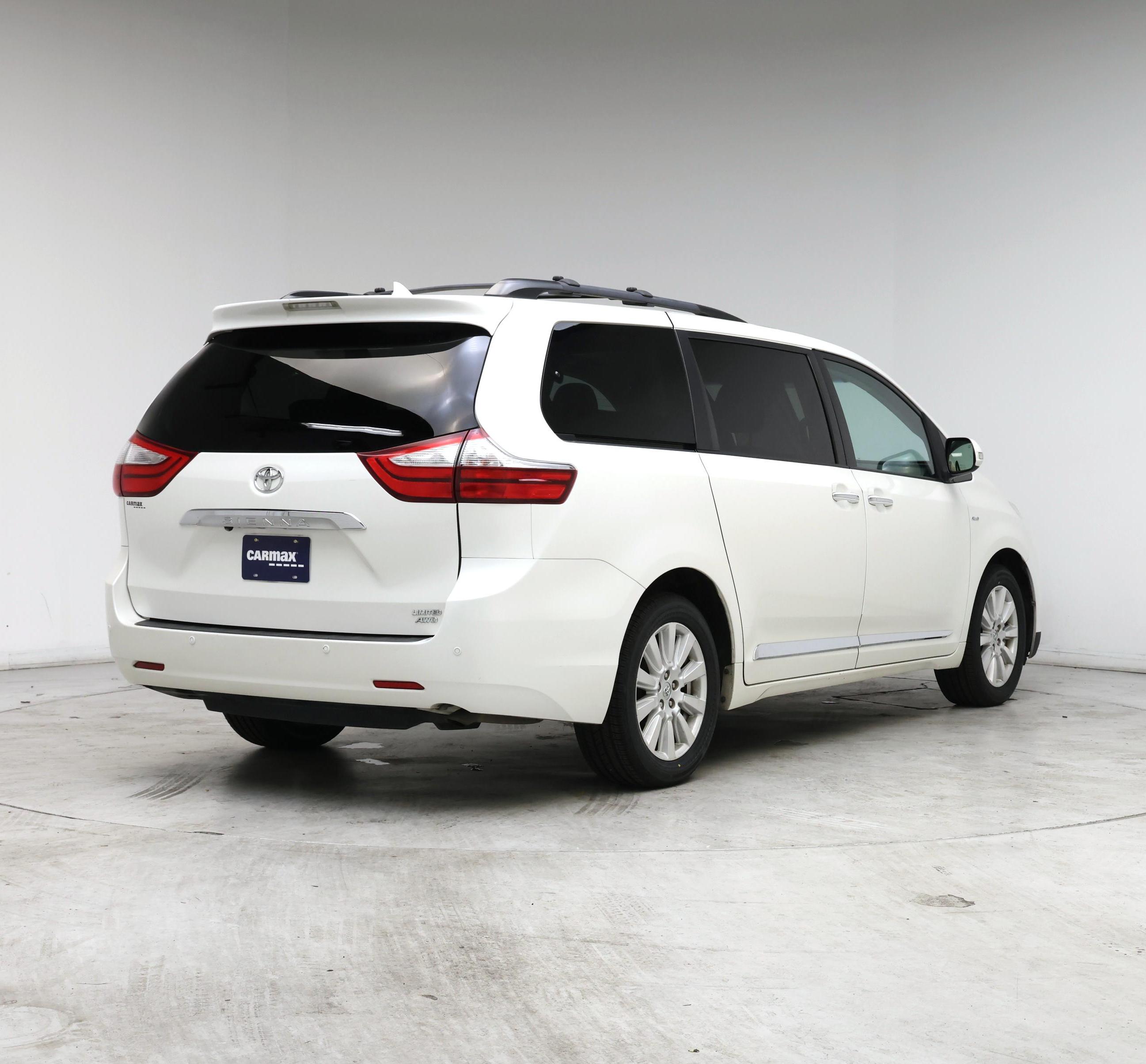 Thumbnail: 2017 Toyota Sienna - 8