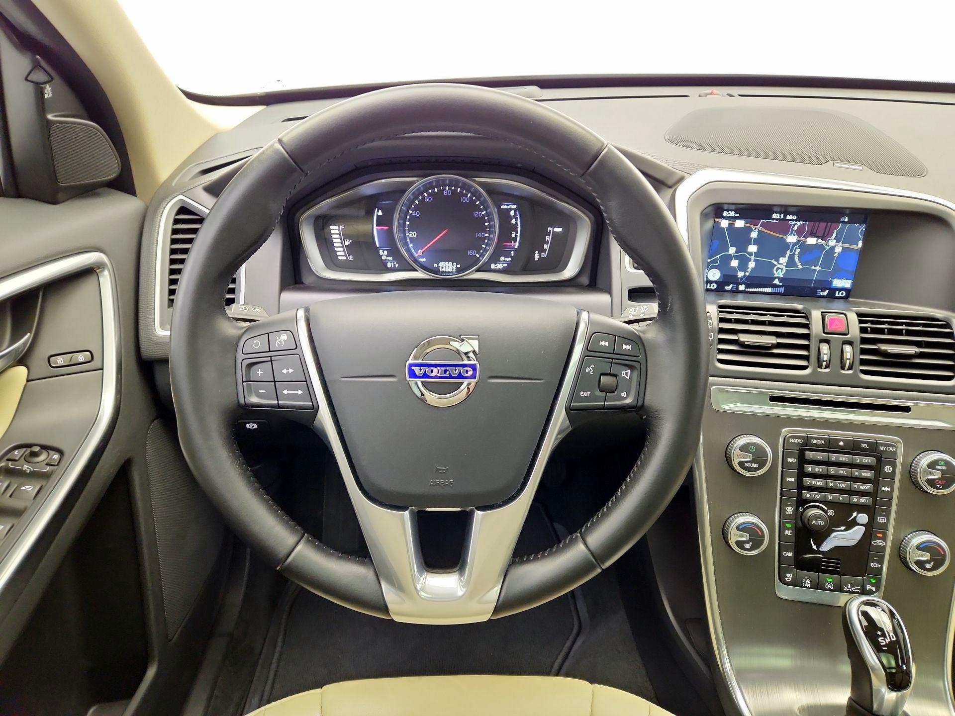 Thumbnail: 2016 Volvo XC60 - 10