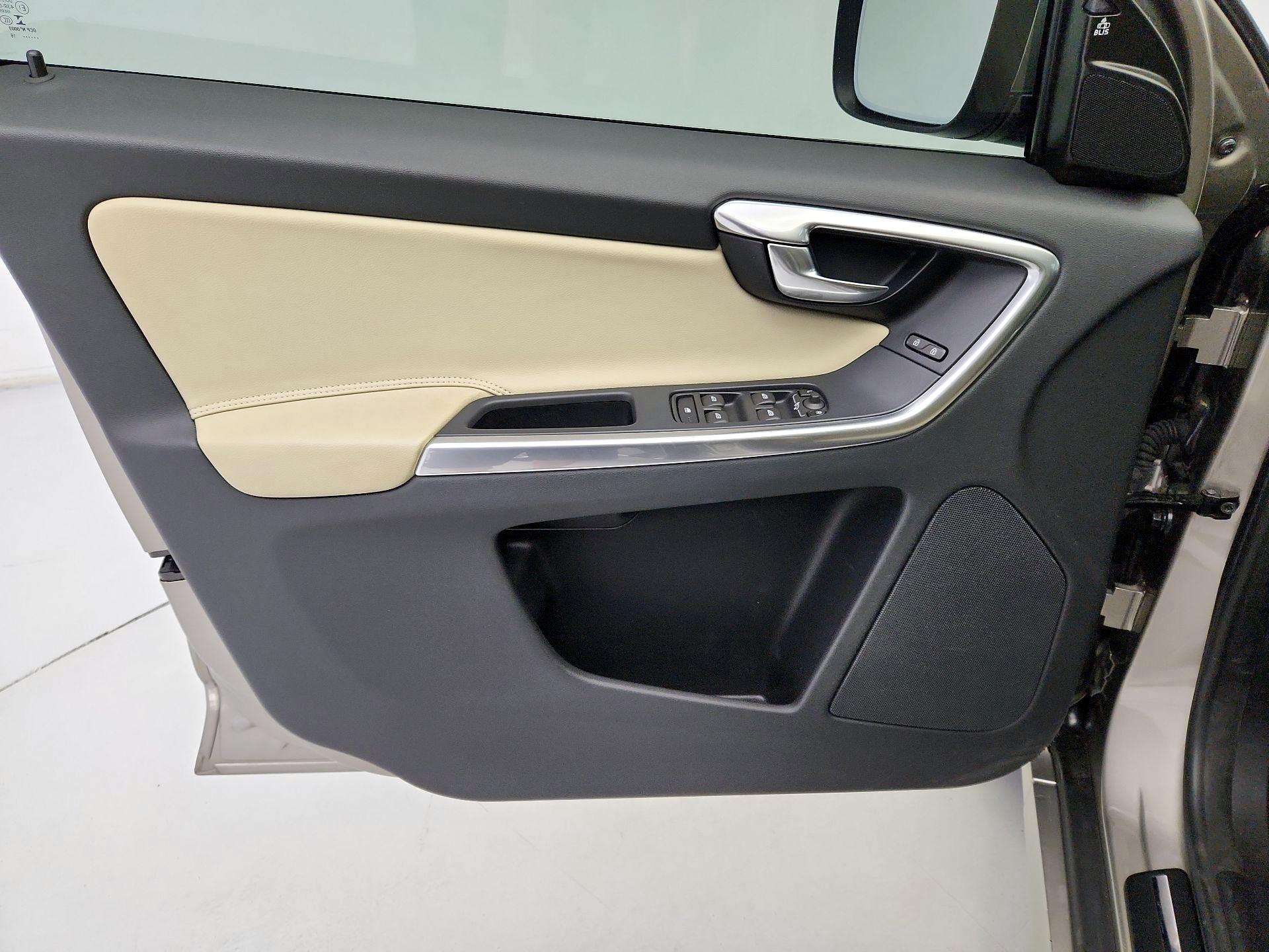 Thumbnail: 2016 Volvo XC60 - 12