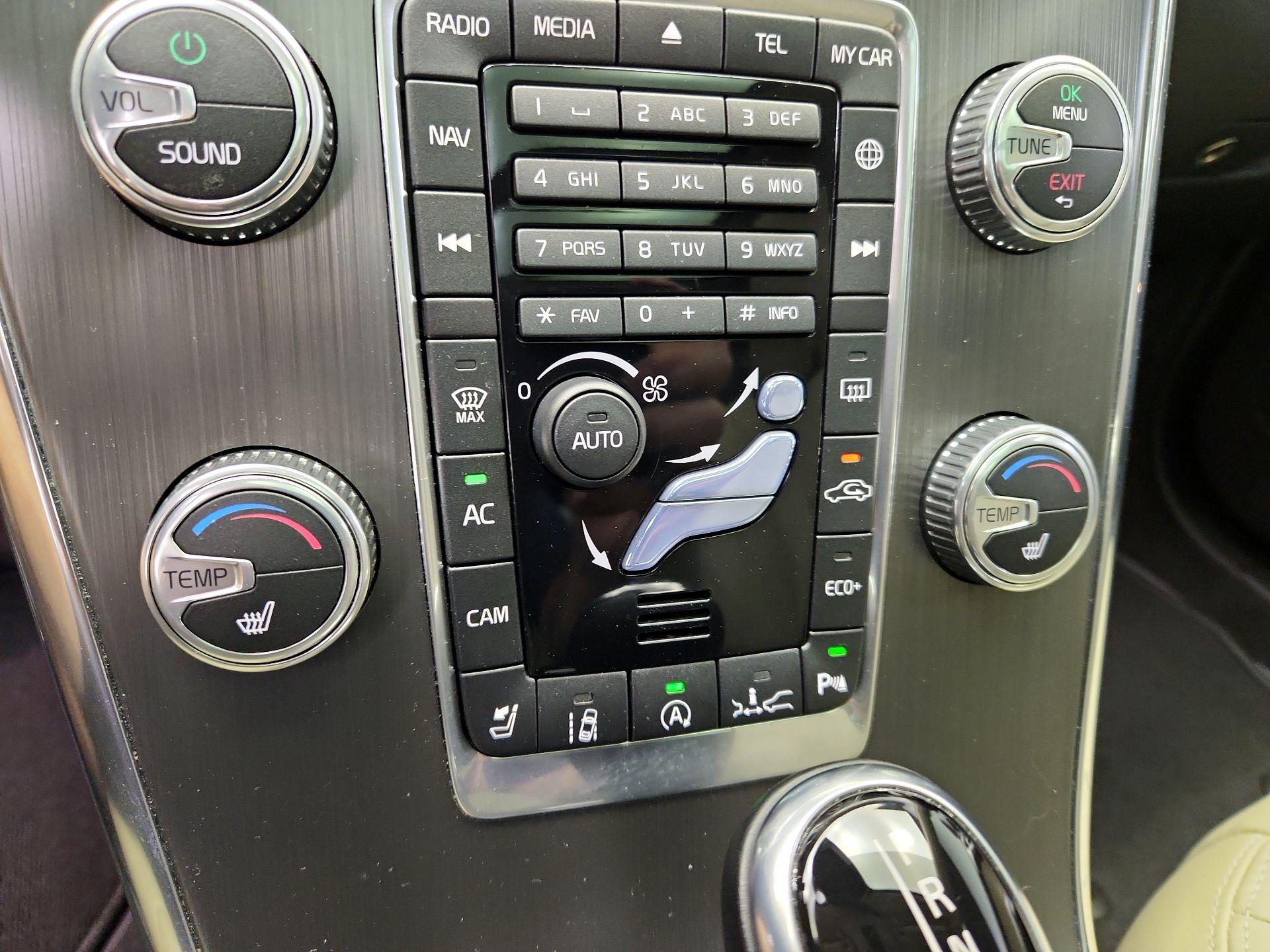 Thumbnail: 2016 Volvo XC60 - 17