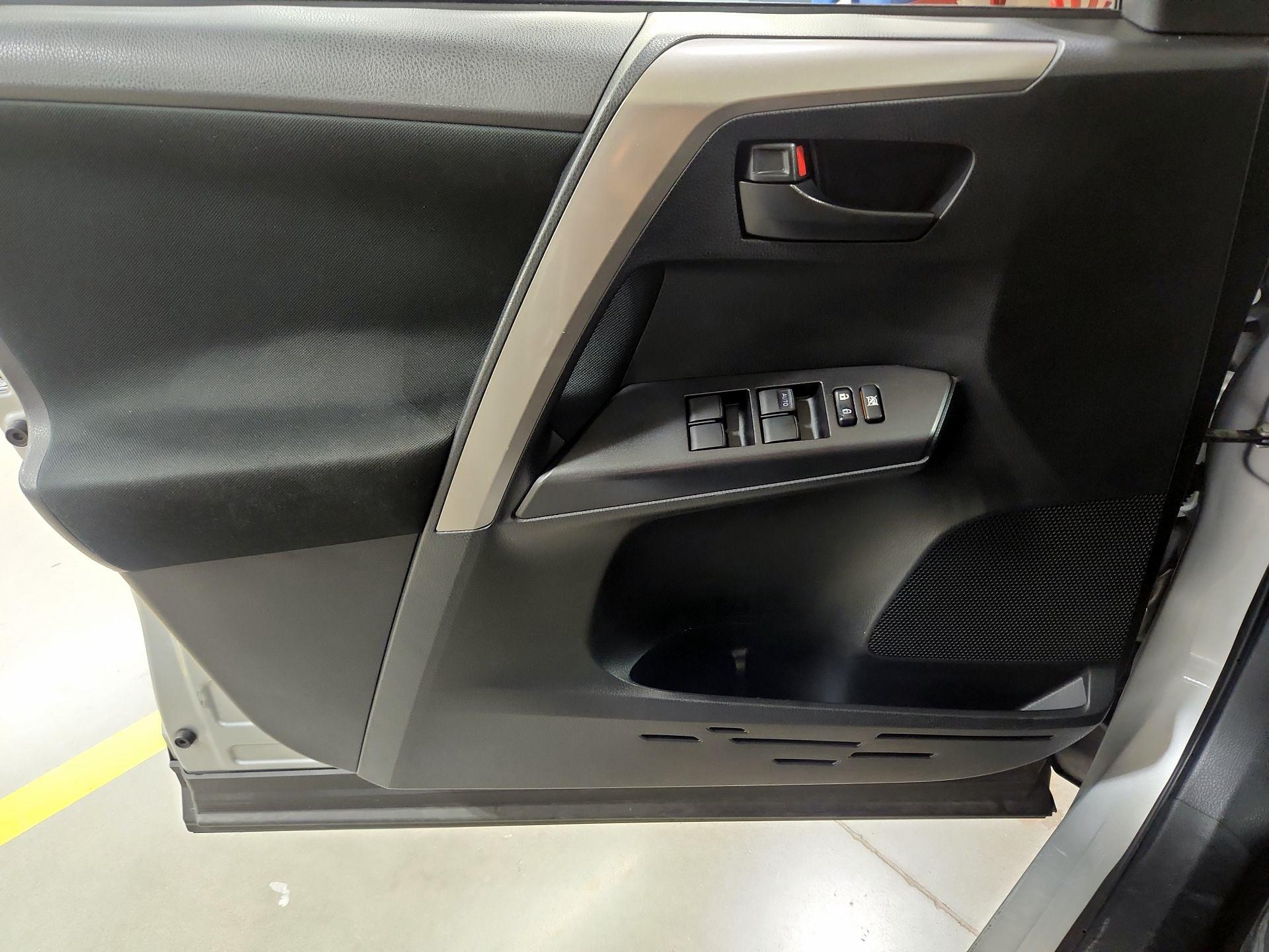 Thumbnail: 2018 Toyota RAV4 - 12