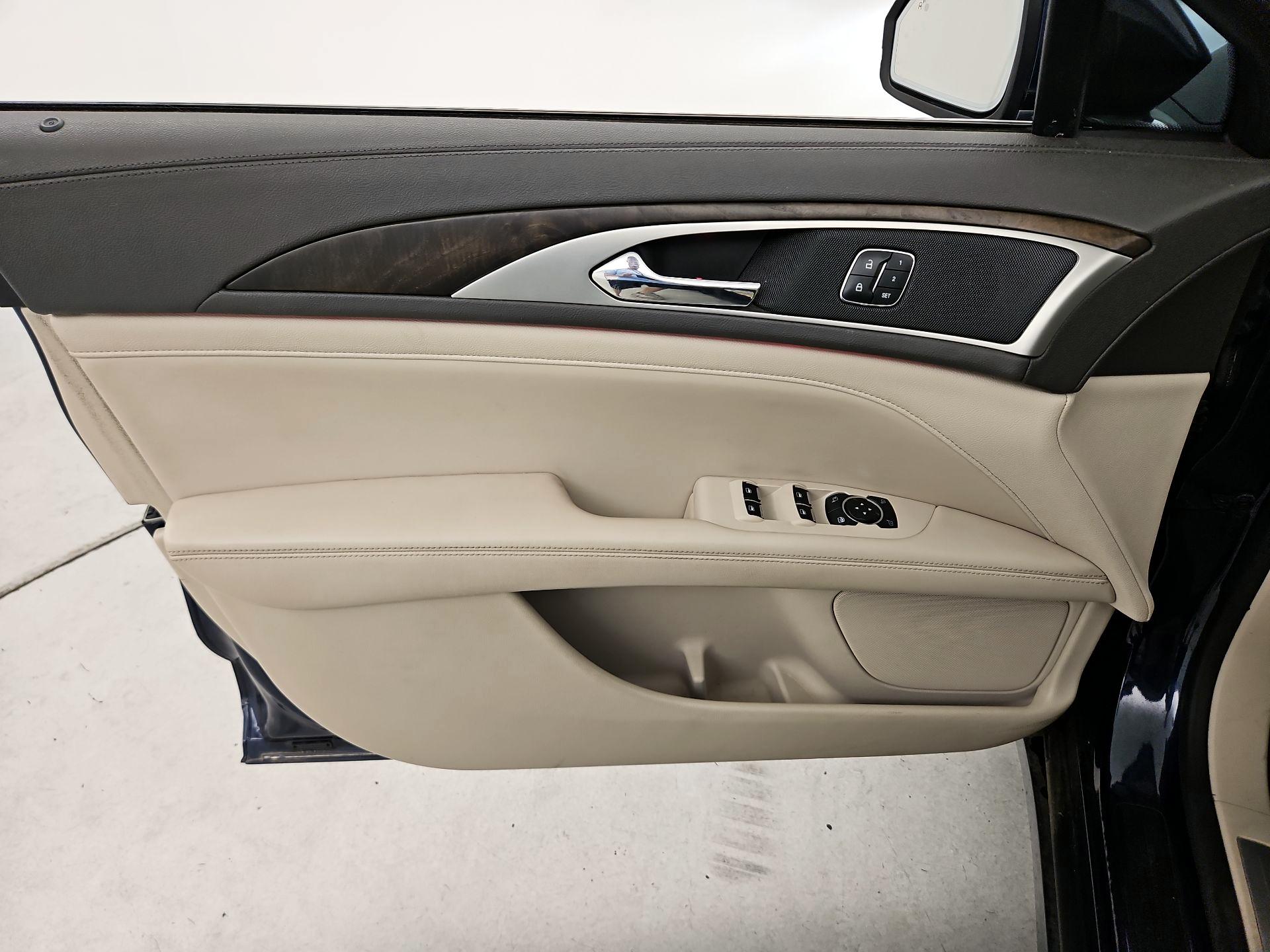 Thumbnail: 2017 Lincoln MKZ - 12