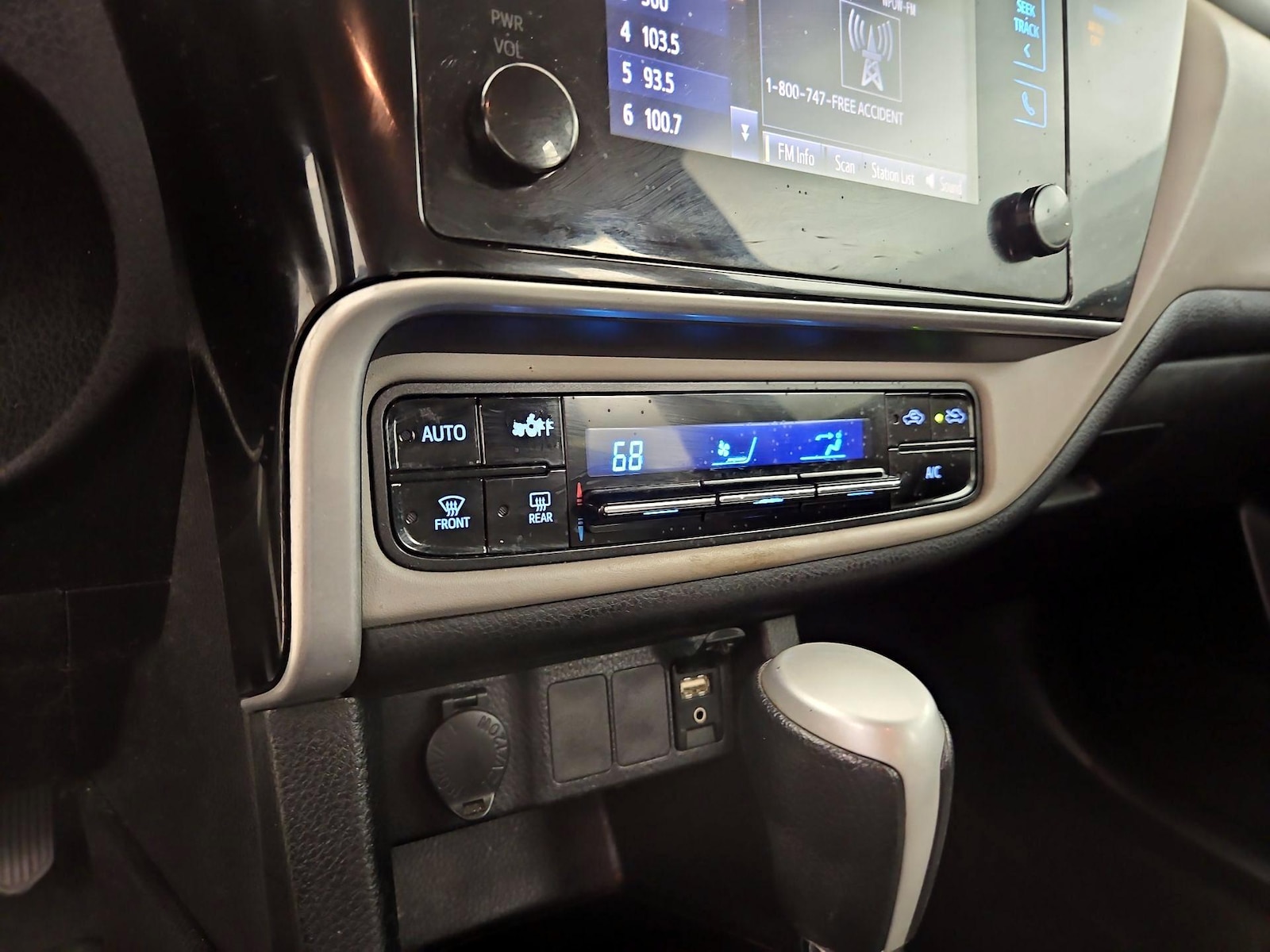 2019 Toyota Corolla LE - Photo 17