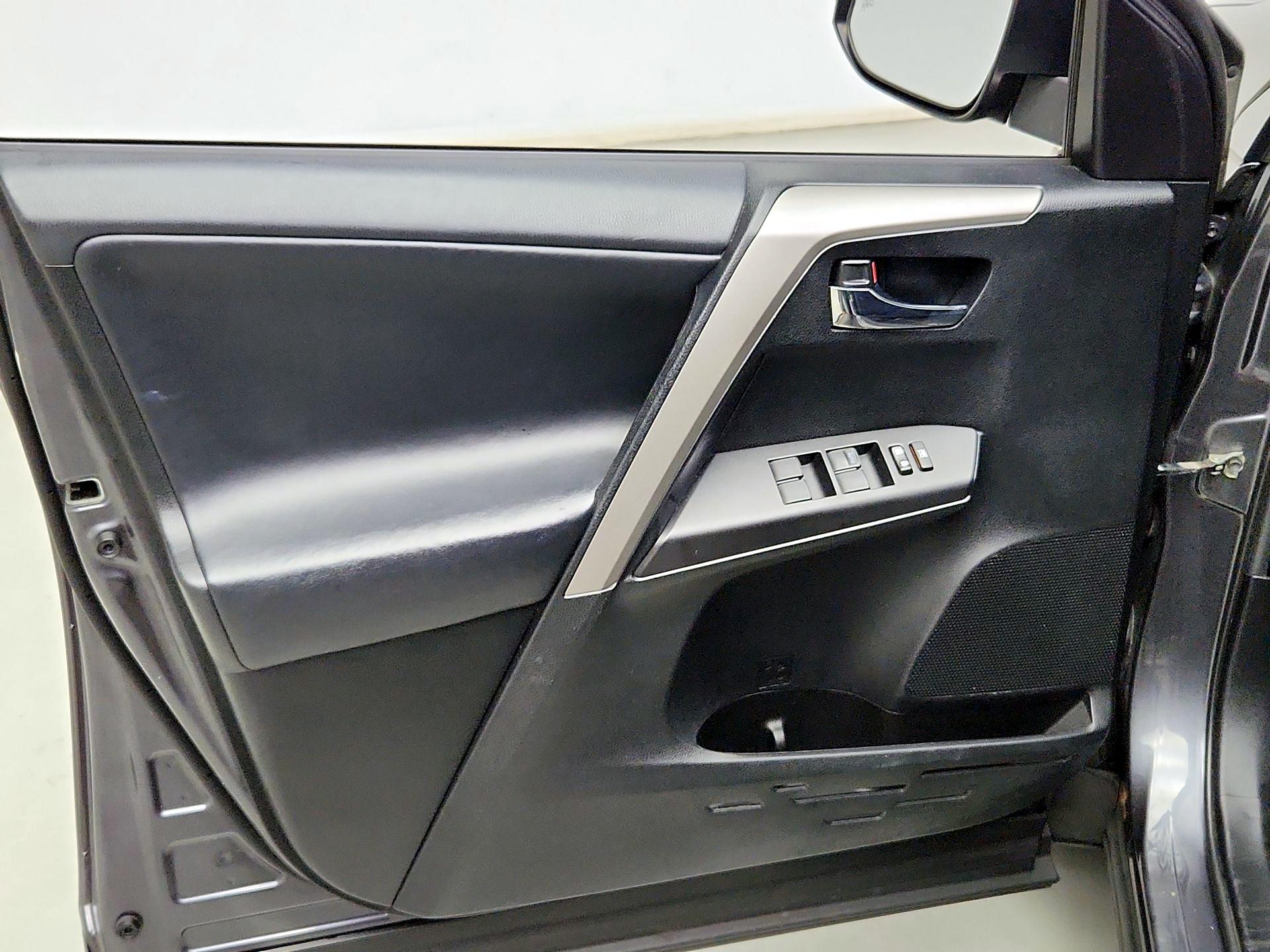 Thumbnail: 2018 Toyota RAV4 - 10