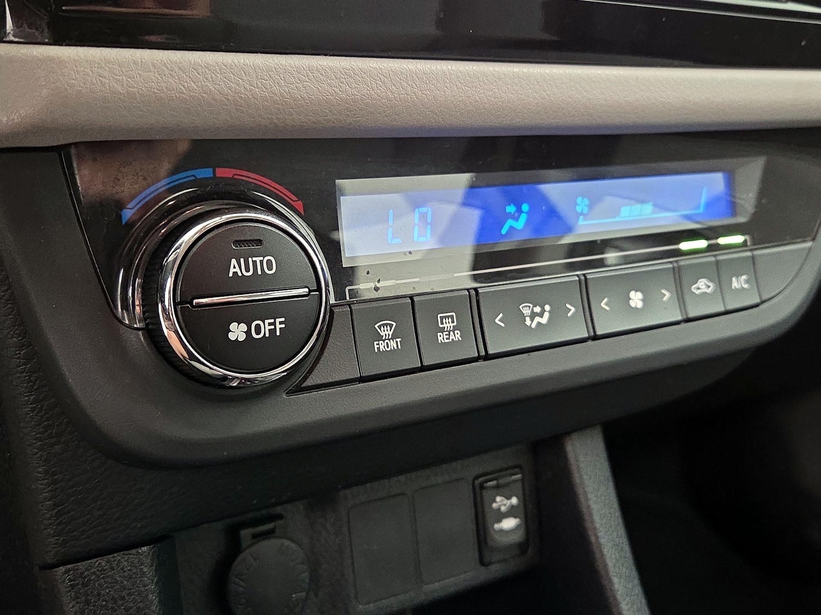 2014 Toyota Corolla LE - Photo 17