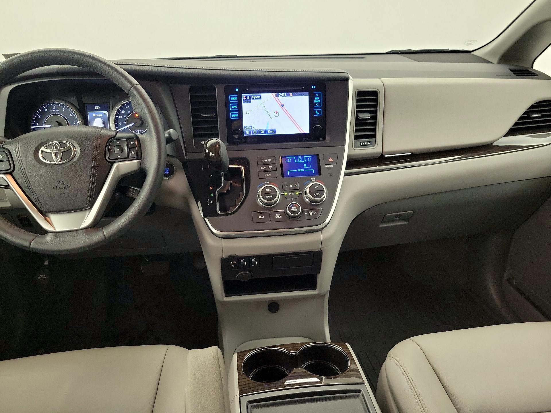 Thumbnail: 2017 Toyota Sienna - 9